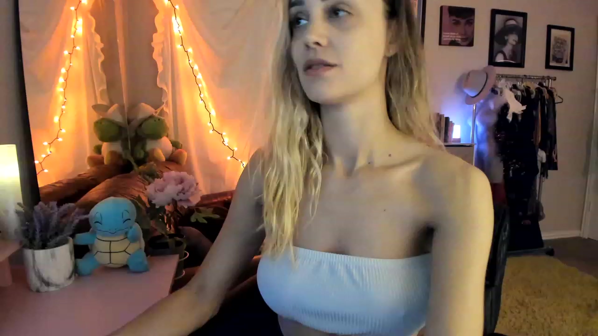 Gallery image thumbnail from AudryLikes's myfreecams stream on, 04/04/2023, 24:18 image 5 of 20