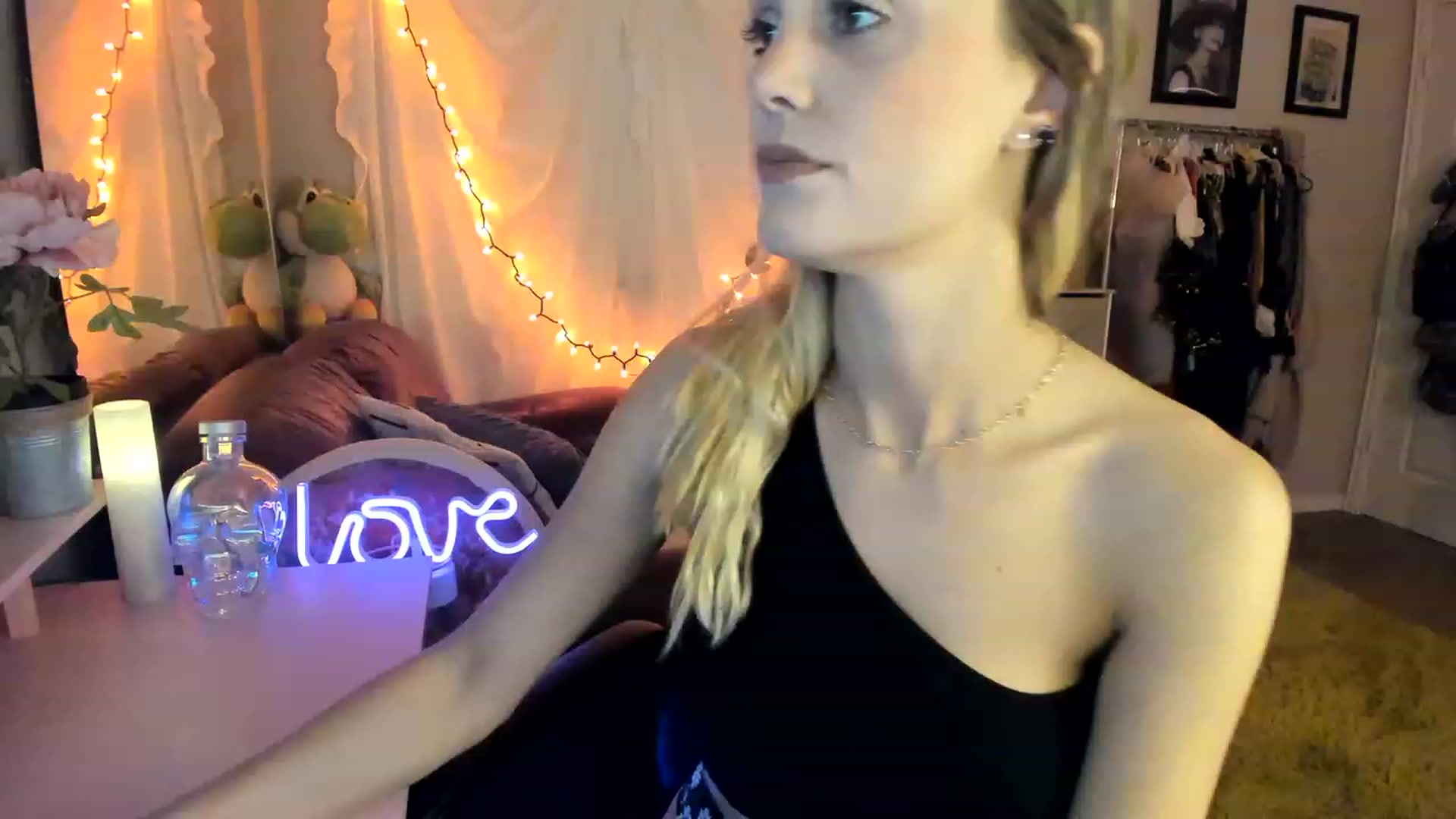 Gallery image thumbnail from AudryLikes's myfreecams stream on, 04/18/2023, 24:44 image 1 of 20