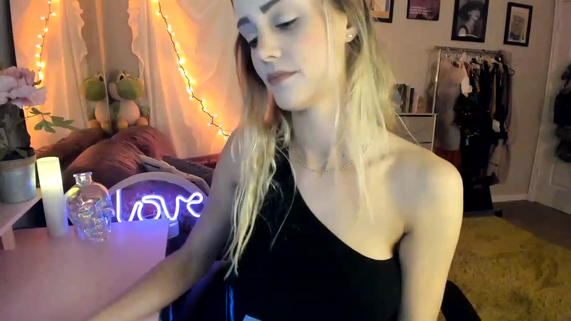 Gallery image thumbnail from AudryLikes's myfreecams stream on, 04/18/2023, 24:44 image 13 of 20