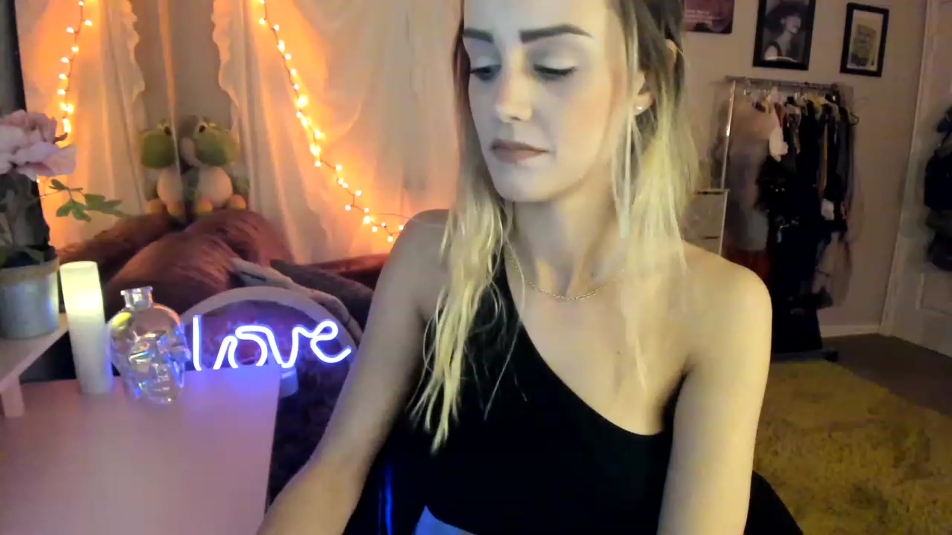 Gallery image thumbnail from AudryLikes's myfreecams stream on, 04/18/2023, 24:44 image 12 of 20