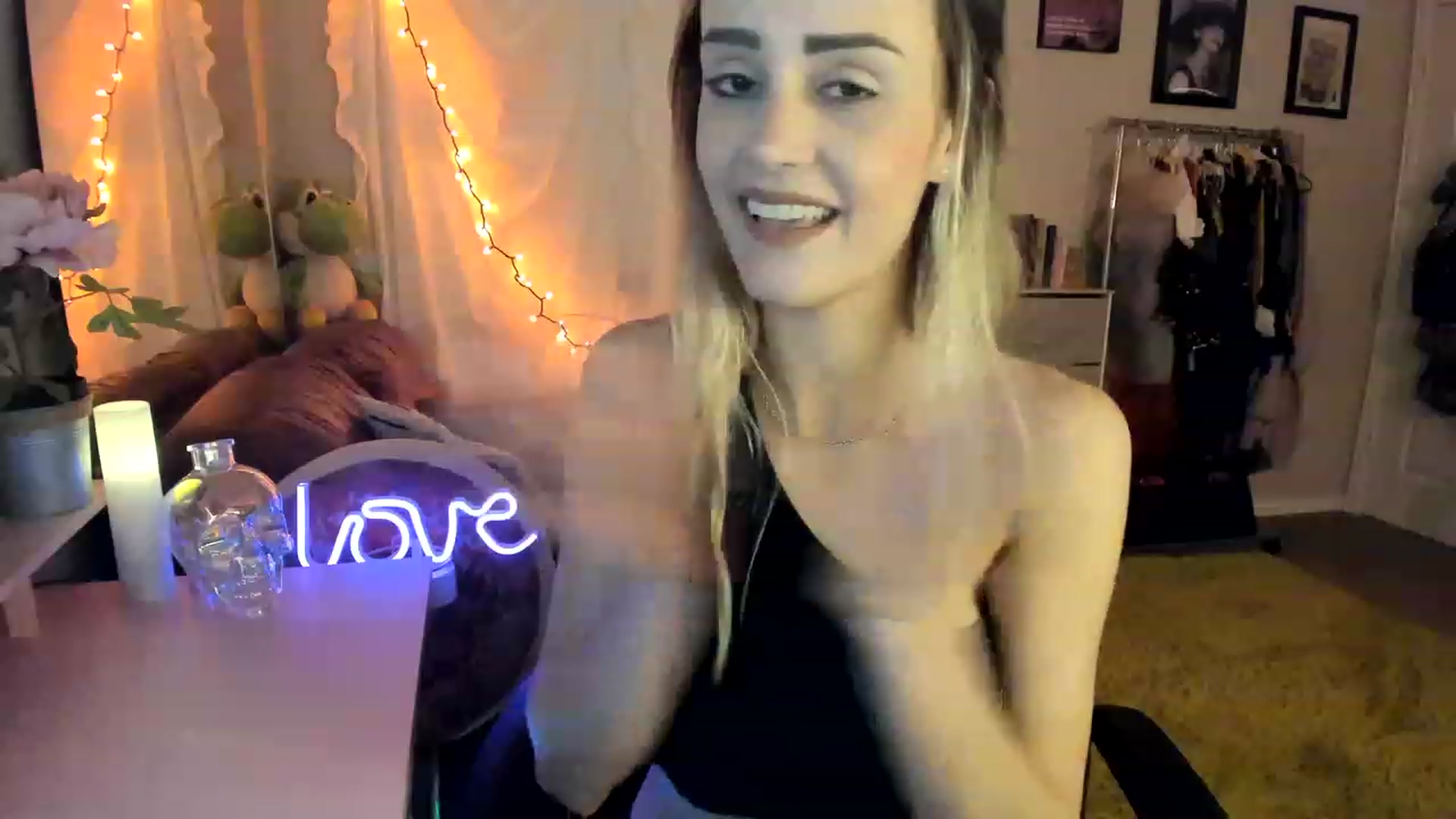 Gallery image thumbnail from AudryLikes's myfreecams stream on, 04/18/2023, 24:44 image 10 of 20