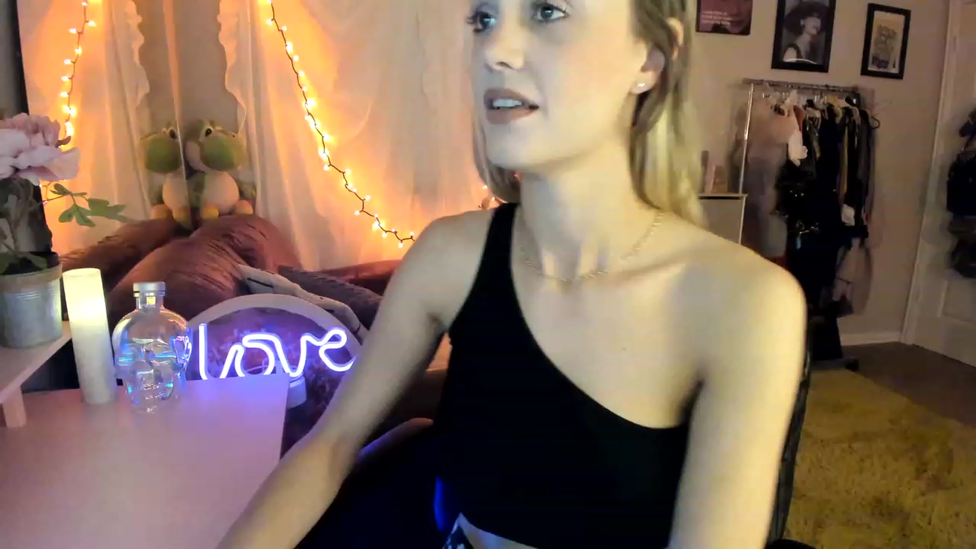 Gallery image thumbnail from AudryLikes's myfreecams stream on, 04/18/2023, 24:44 image 2 of 20