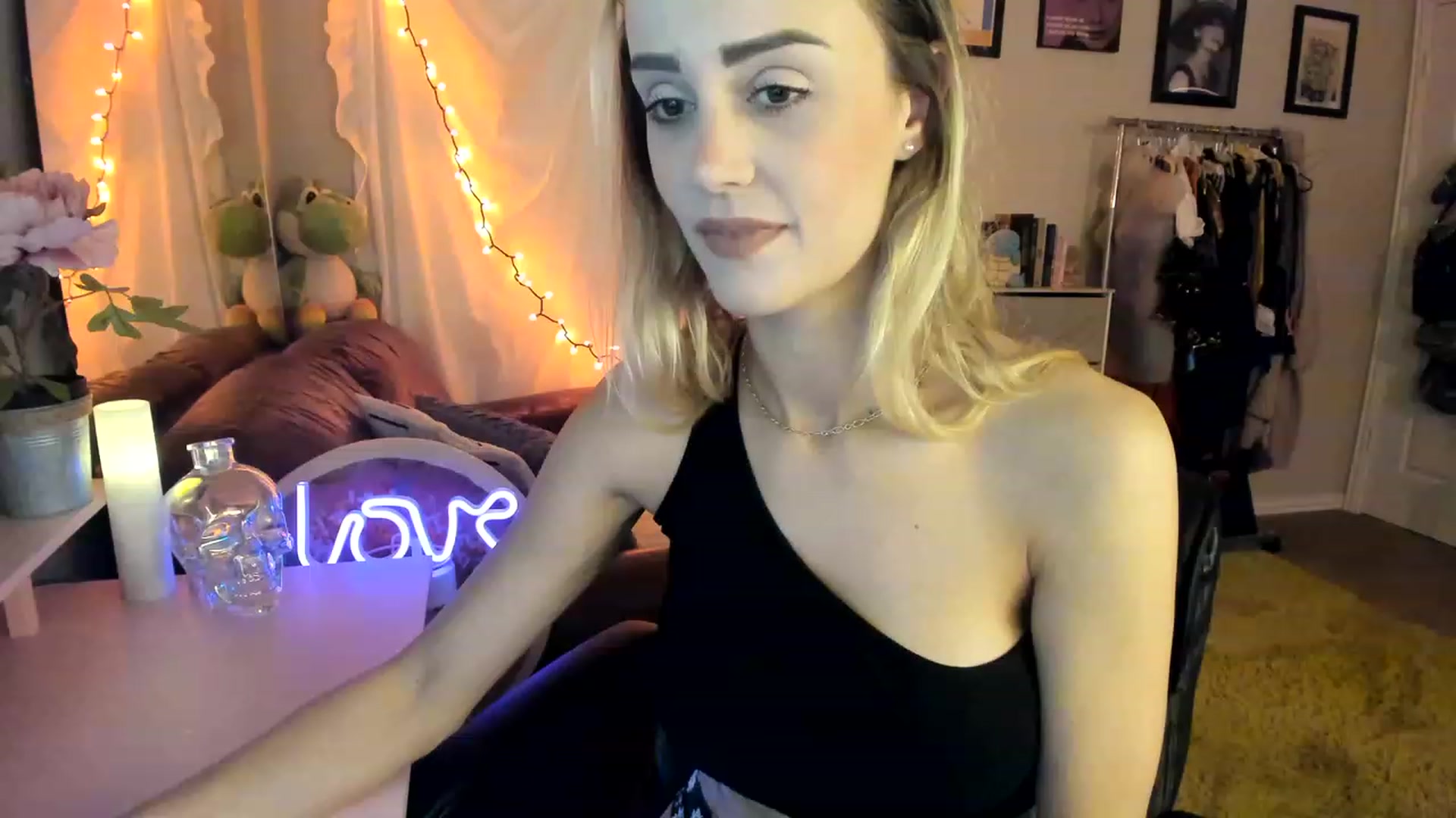 Gallery image thumbnail from AudryLikes's myfreecams stream on, 04/18/2023, 24:44 image 5 of 20