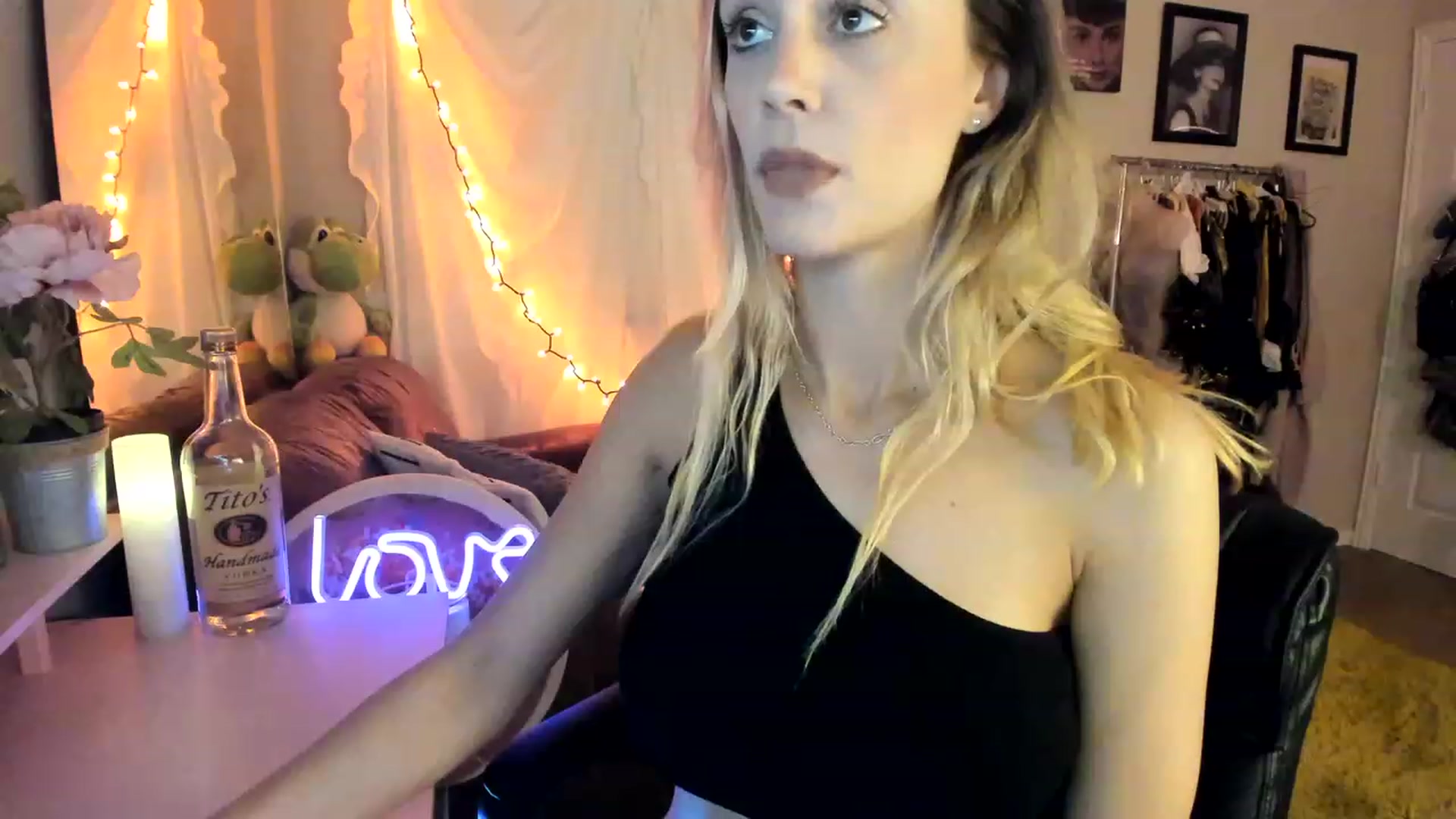 Gallery image thumbnail from AudryLikes's myfreecams stream on, 04/18/2023, 24:44 image 20 of 20
