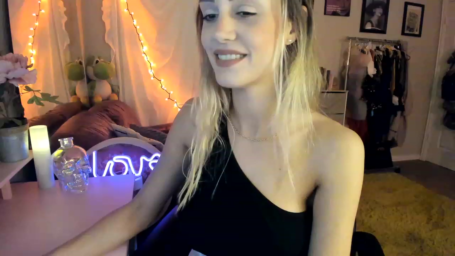 Gallery image thumbnail from AudryLikes's myfreecams stream on, 04/18/2023, 24:44 image 15 of 20