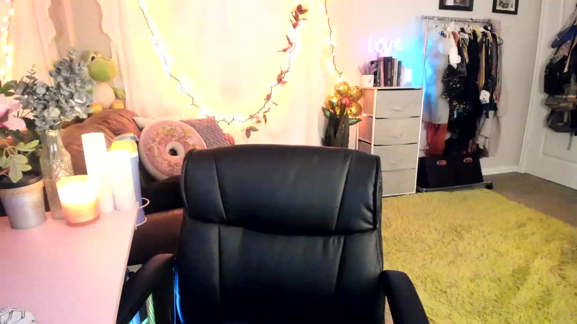Gallery image thumbnail from AudryLikes's myfreecams stream on, 04/19/2023, 22:22 image 7 of 20