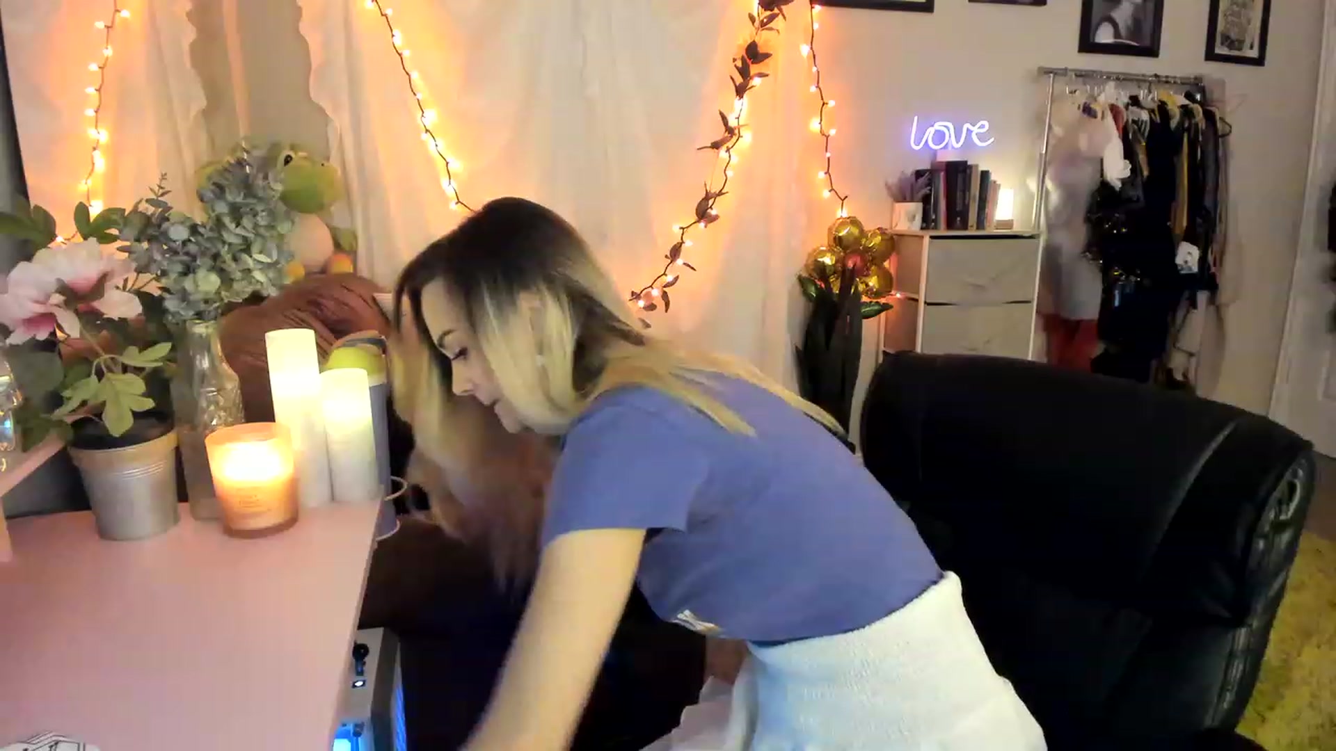 Gallery image thumbnail from AudryLikes's myfreecams stream on, 04/19/2023, 22:22 image 19 of 20