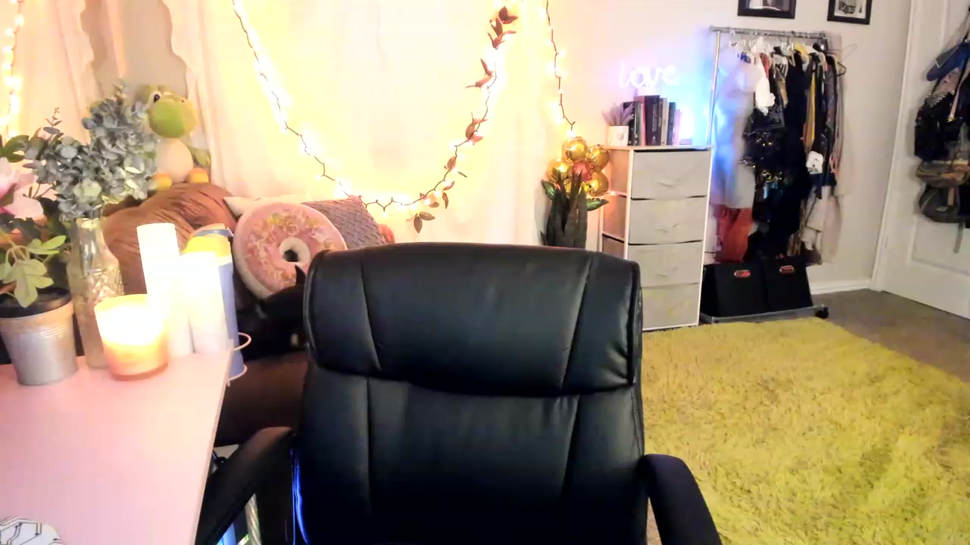 Gallery image thumbnail from AudryLikes's myfreecams stream on, 04/19/2023, 22:22 image 5 of 20