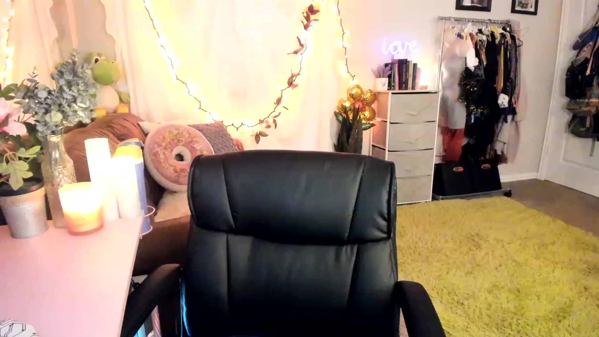 Gallery image thumbnail from AudryLikes's myfreecams stream on, 04/19/2023, 22:22 image 3 of 20