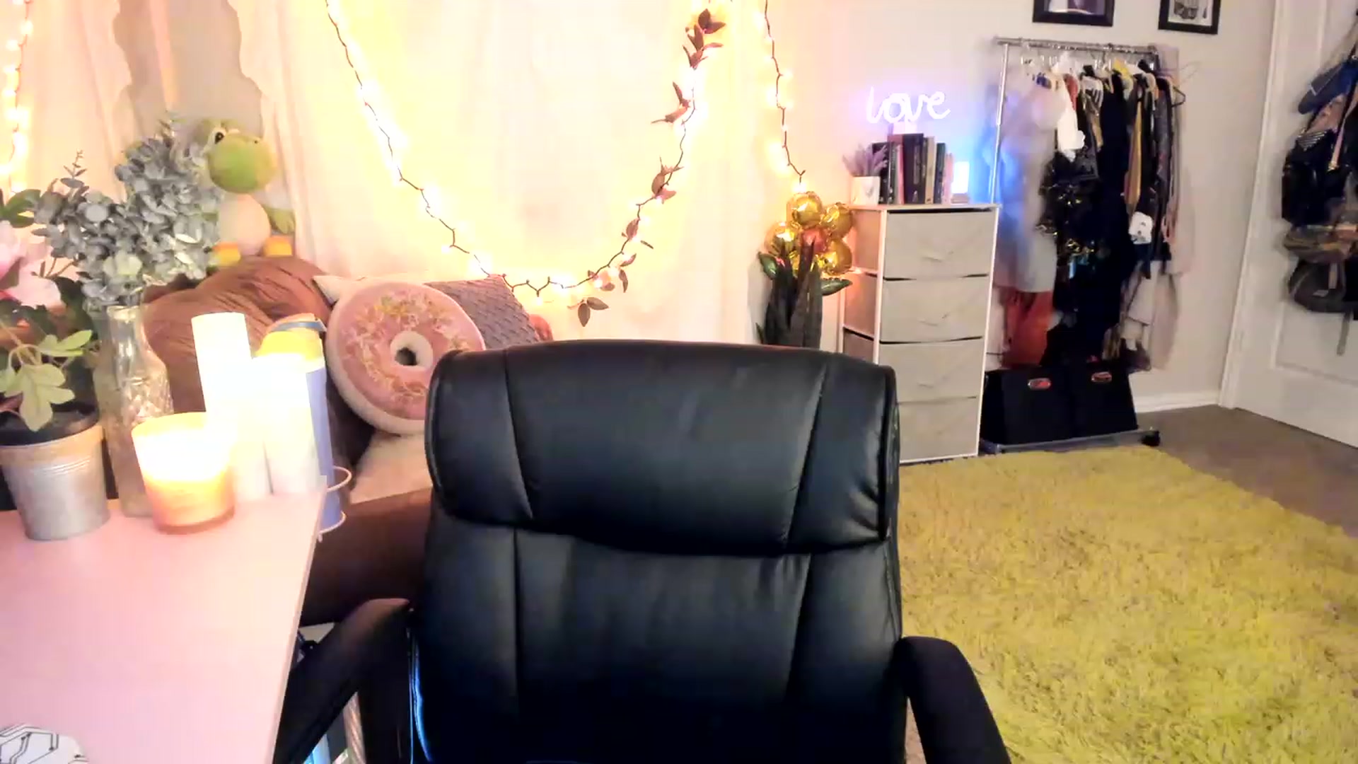 Gallery image thumbnail from AudryLikes's myfreecams stream on, 04/19/2023, 22:22 image 4 of 20