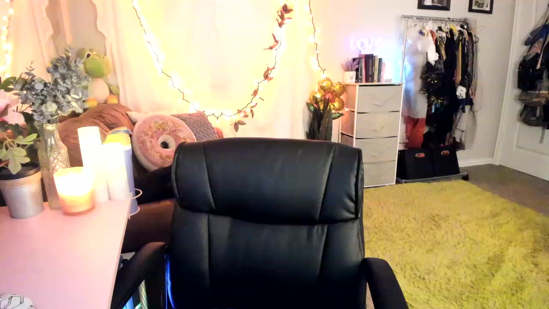 Gallery image thumbnail from AudryLikes's myfreecams stream on, 04/19/2023, 22:22 image 6 of 20