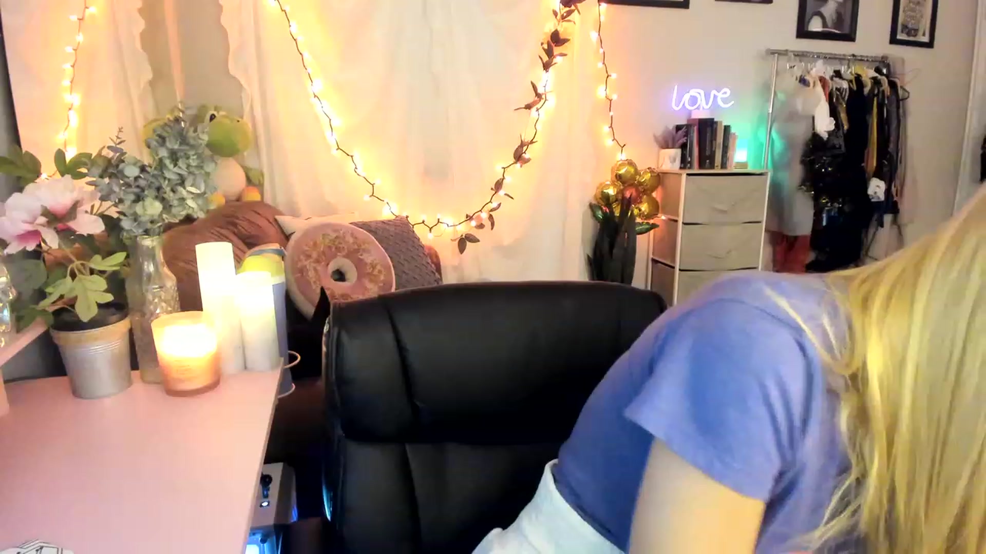 Gallery image thumbnail from AudryLikes's myfreecams stream on, 04/19/2023, 22:22 image 18 of 20