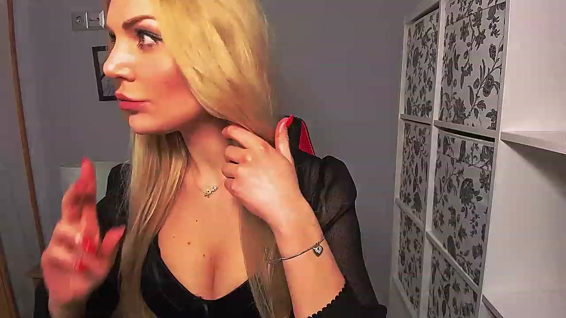 Gallery image thumbnail from AuloraGold's myfreecams stream on, 04/03/2023, 18:28 image 7 of 20
