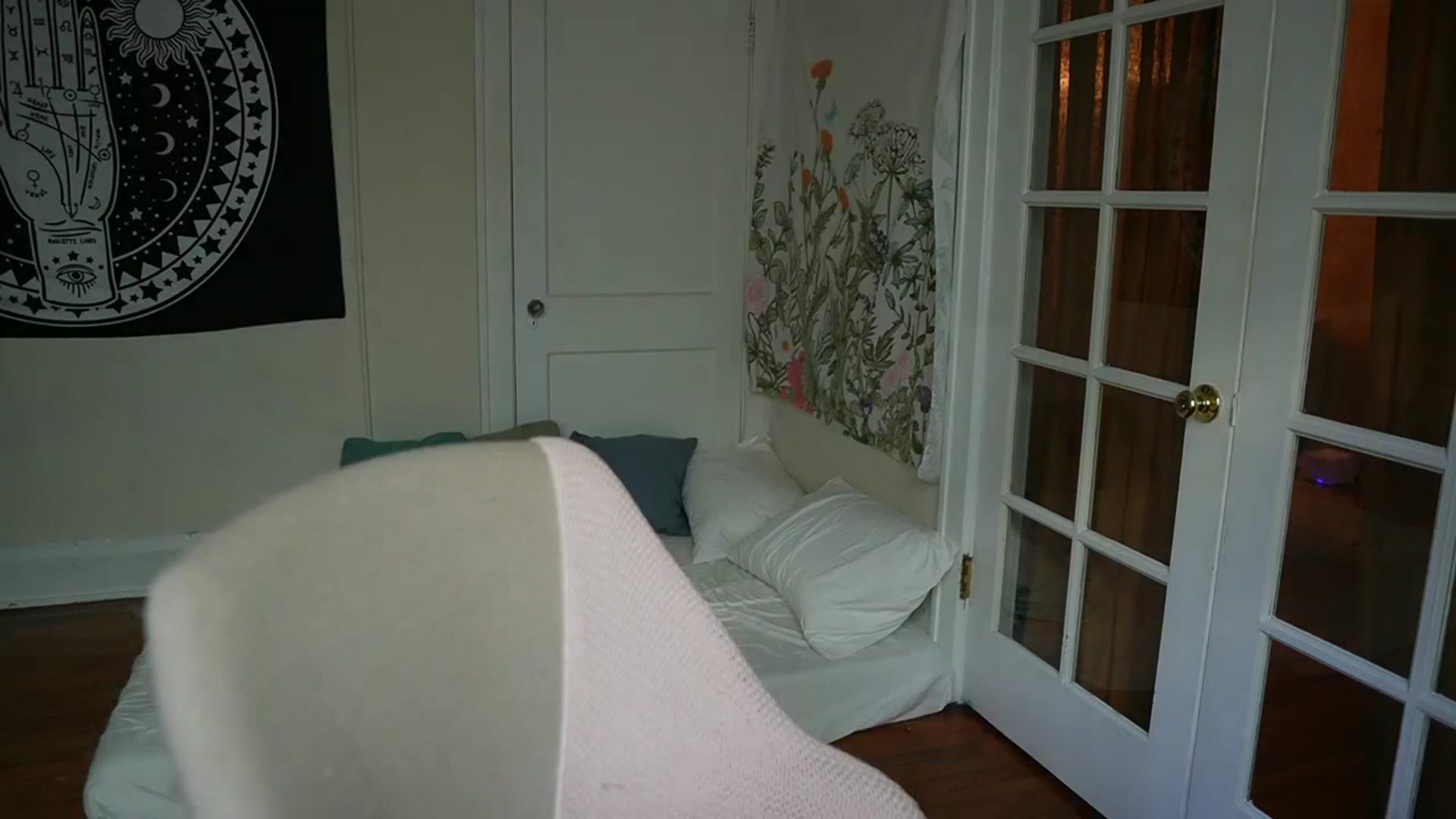 Gallery image thumbnail from AuntGia's myfreecams stream on, 12/09/2022, 18:43 image 11 of 20
