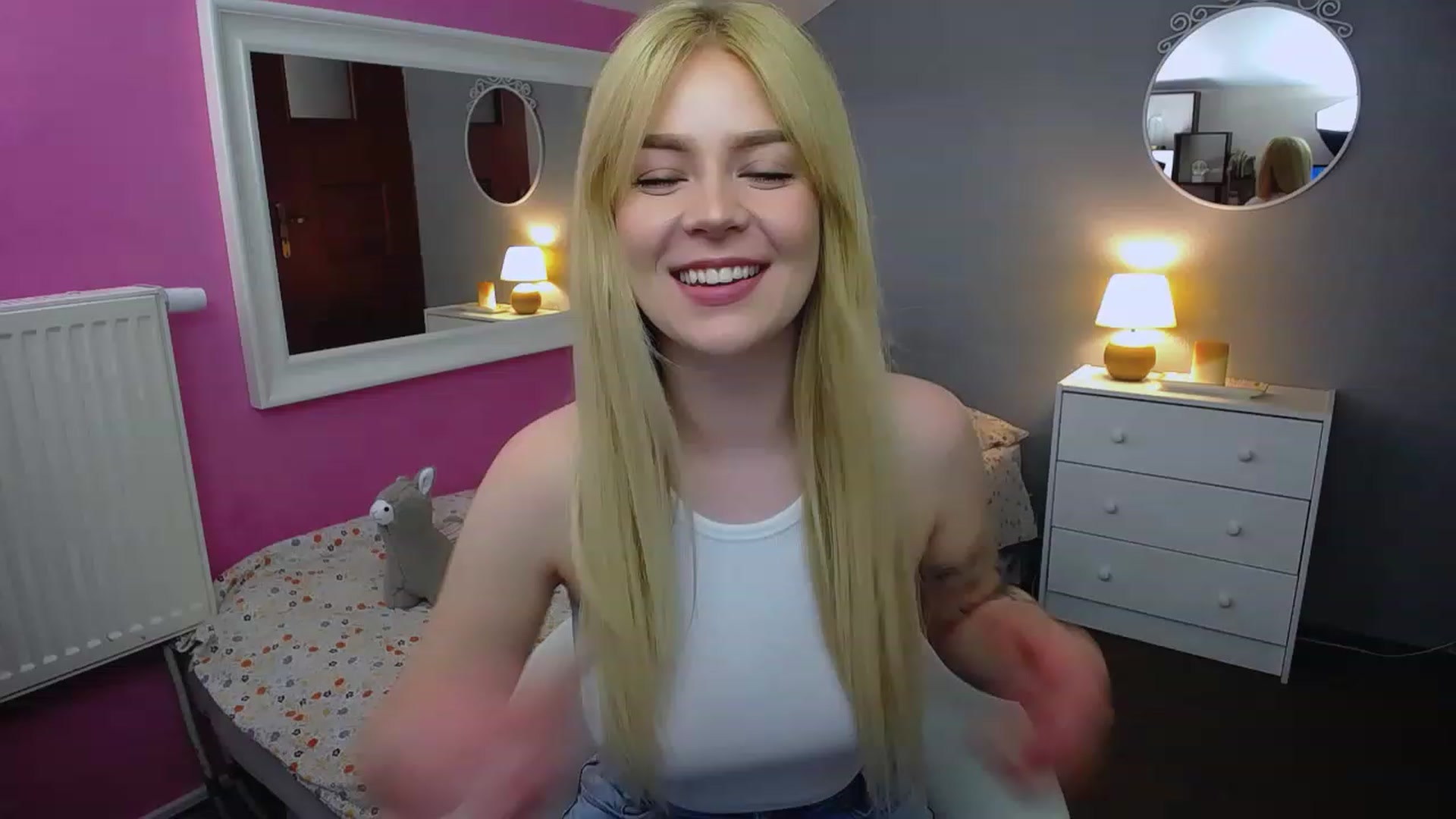 Gallery image thumbnail from AurelieSierra's myfreecams stream on, 06/19/2023, 09:13 image 6 of 20