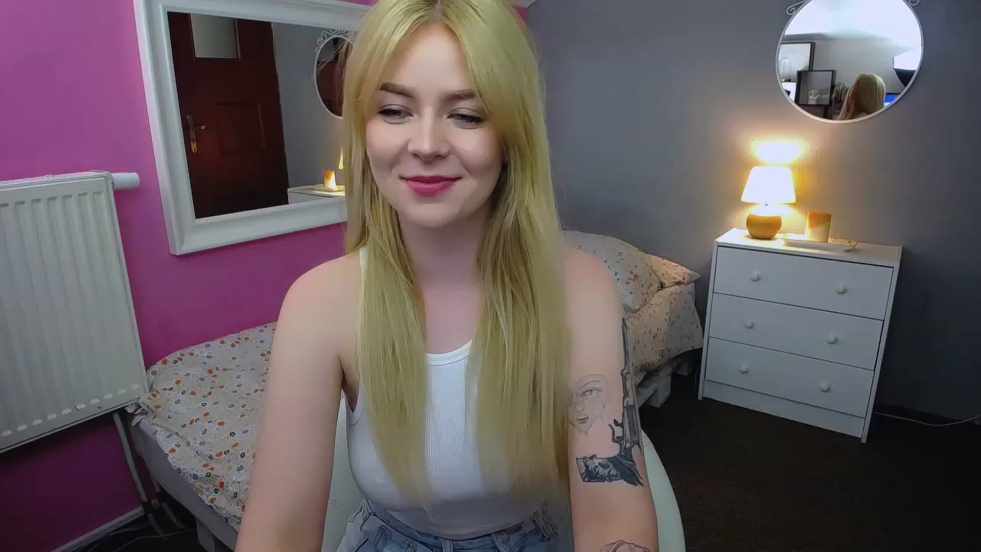 Gallery image thumbnail from AurelieSierra's myfreecams stream on, 06/19/2023, 10:46 image 2 of 20