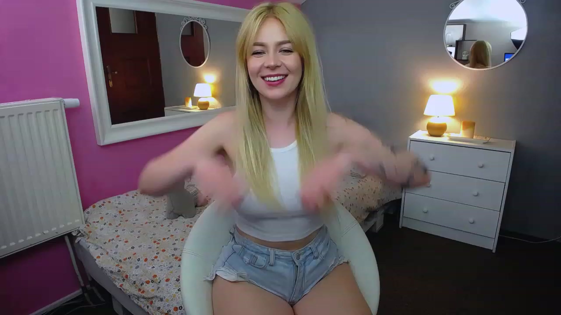 Gallery image thumbnail from AurelieSierra's myfreecams stream on, 06/19/2023, 10:46 image 11 of 20