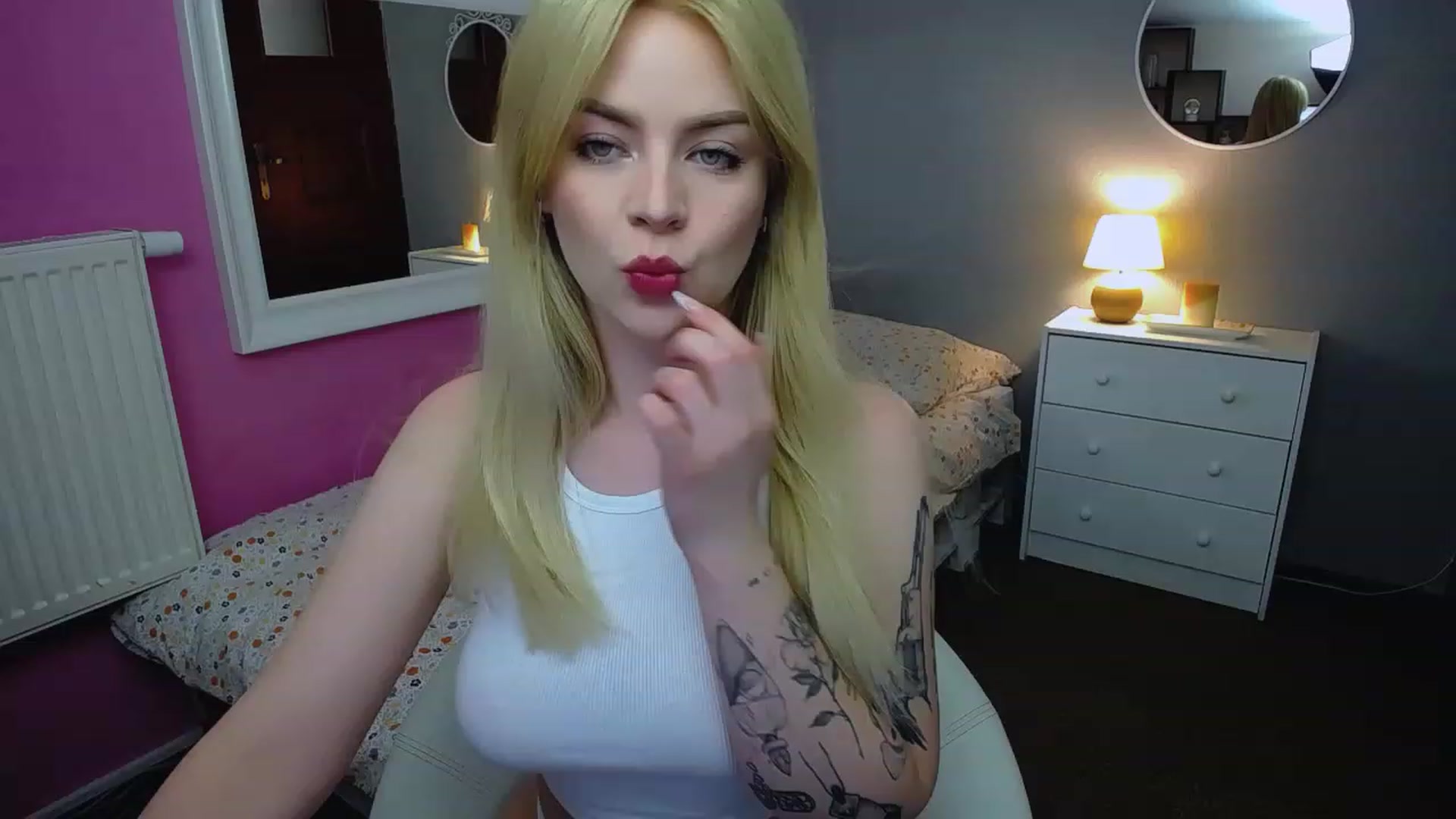 Gallery image thumbnail from AurelieSierra's myfreecams stream on, 07/17/2023, 13:11 image 1 of 20