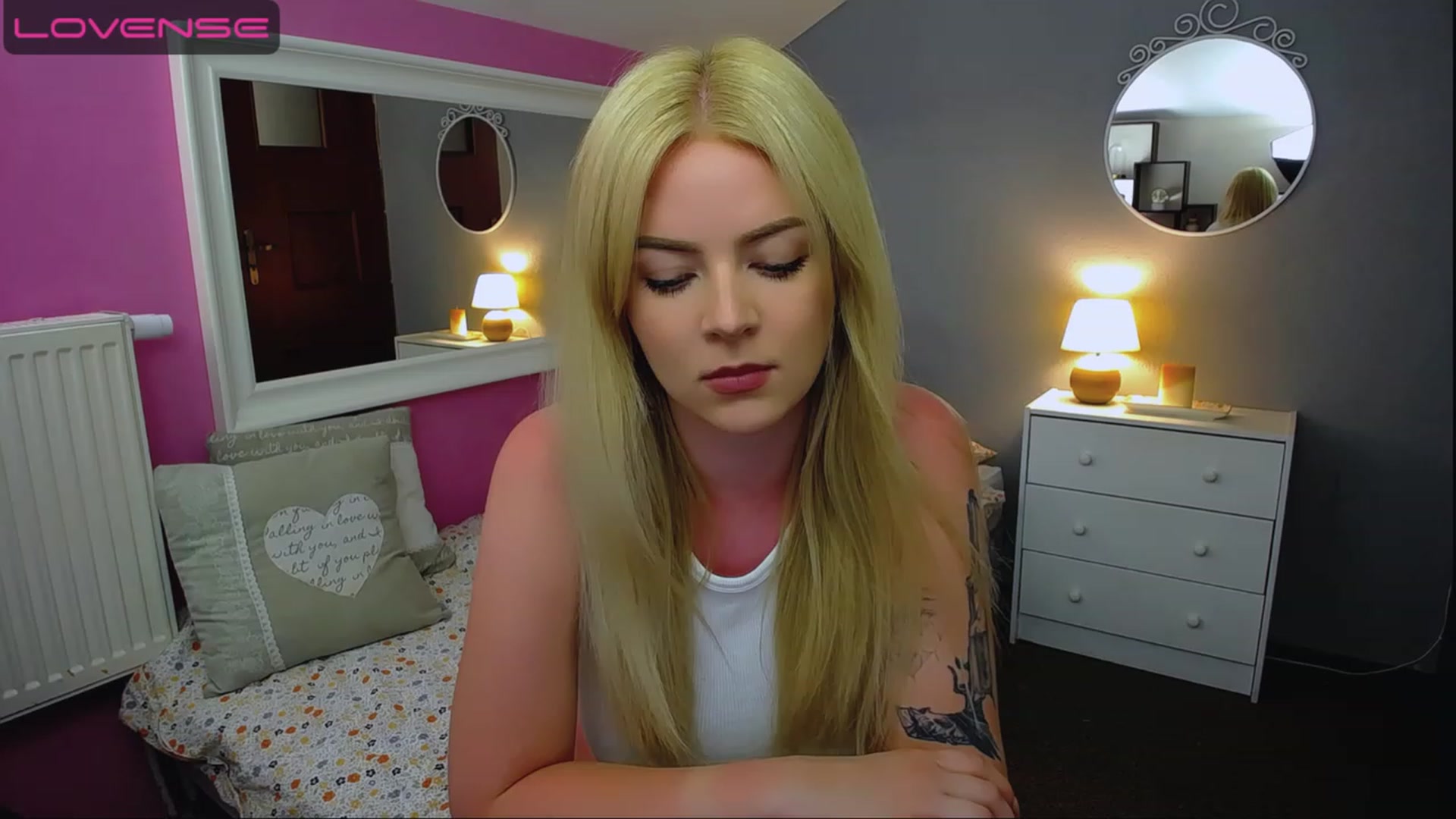 Gallery image thumbnail from AurelieSierra's myfreecams stream on, 08/16/2023, 14:08 image 3 of 20