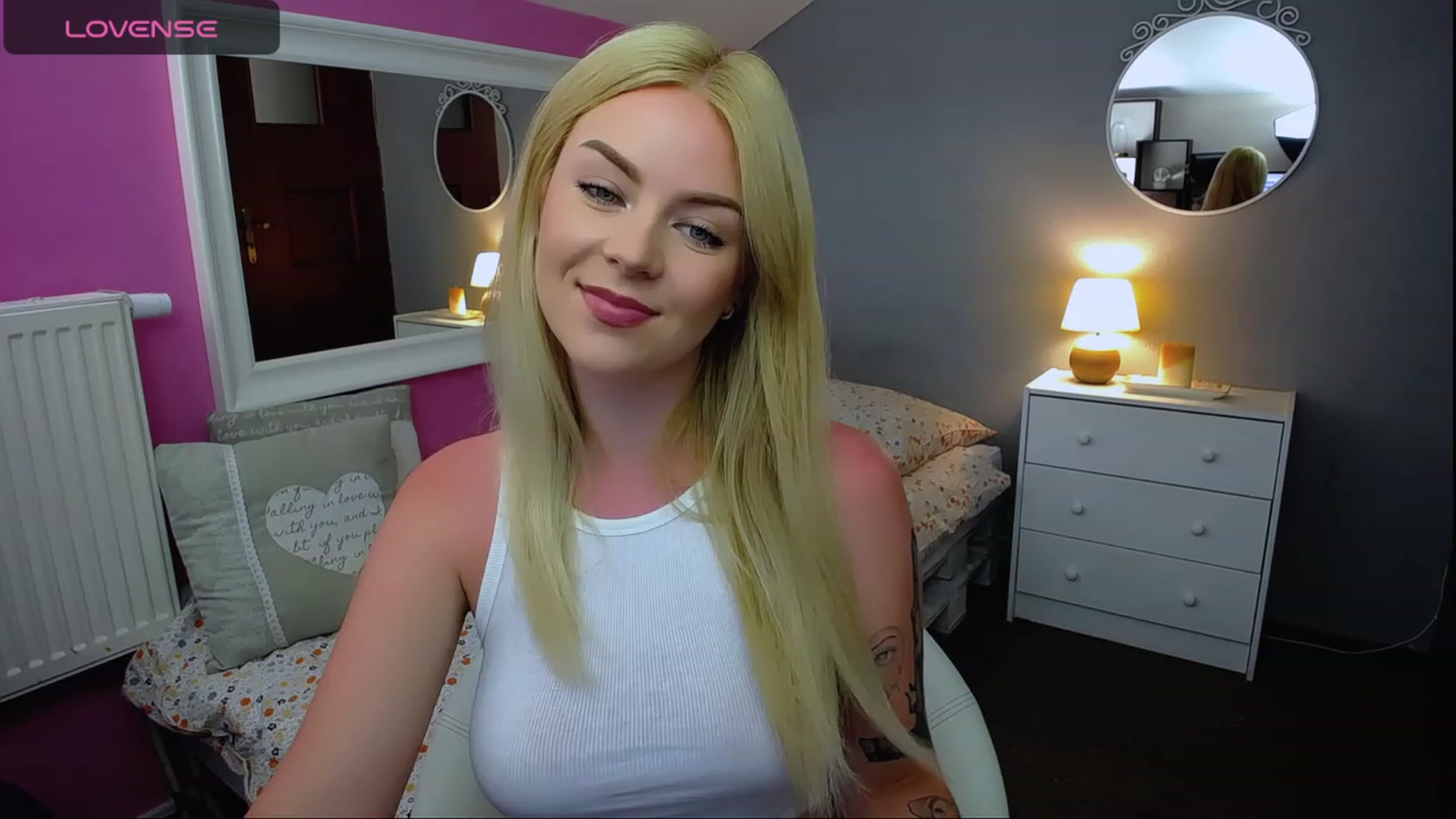 Gallery image thumbnail from AurelieSierra's myfreecams stream on, 08/17/2023, 11:37 image 4 of 20