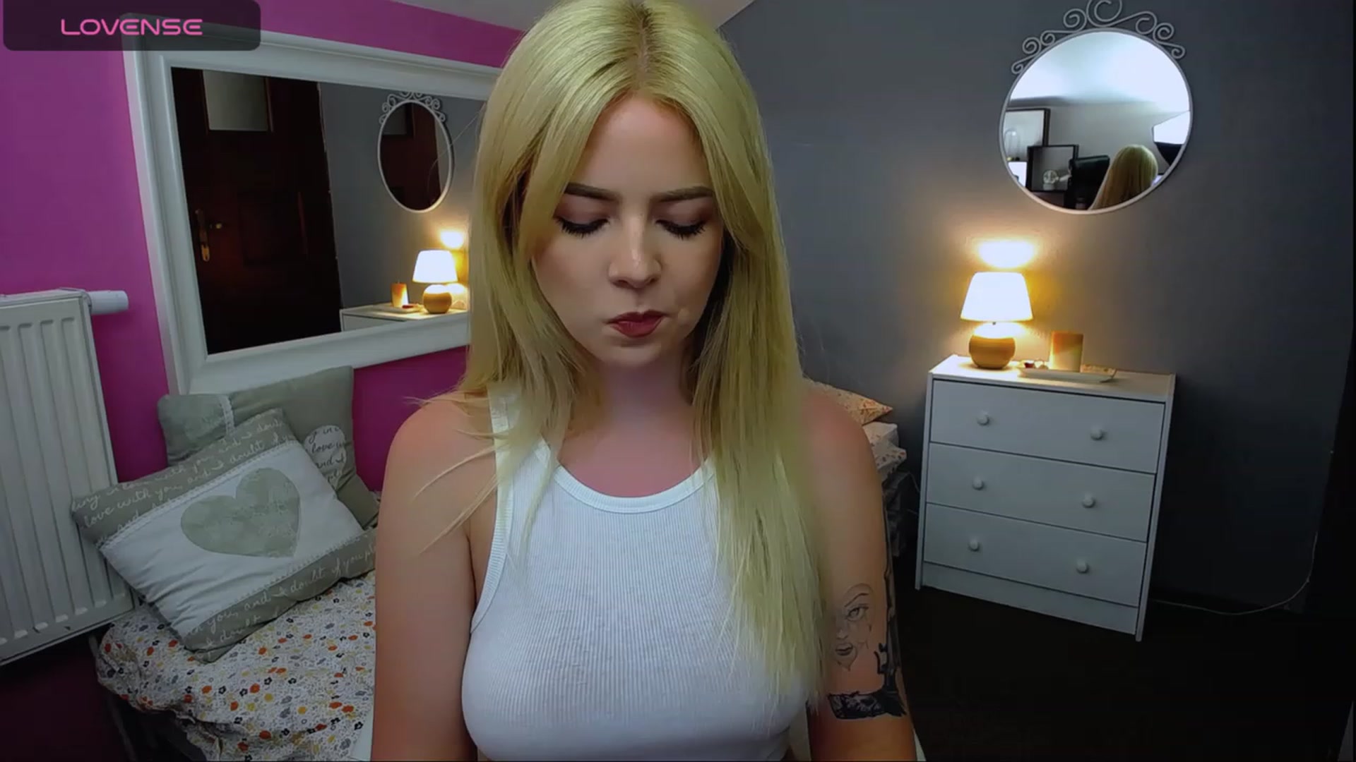 Gallery image thumbnail from AurelieSierra's myfreecams stream on, 08/19/2023, 14:01 image 7 of 20