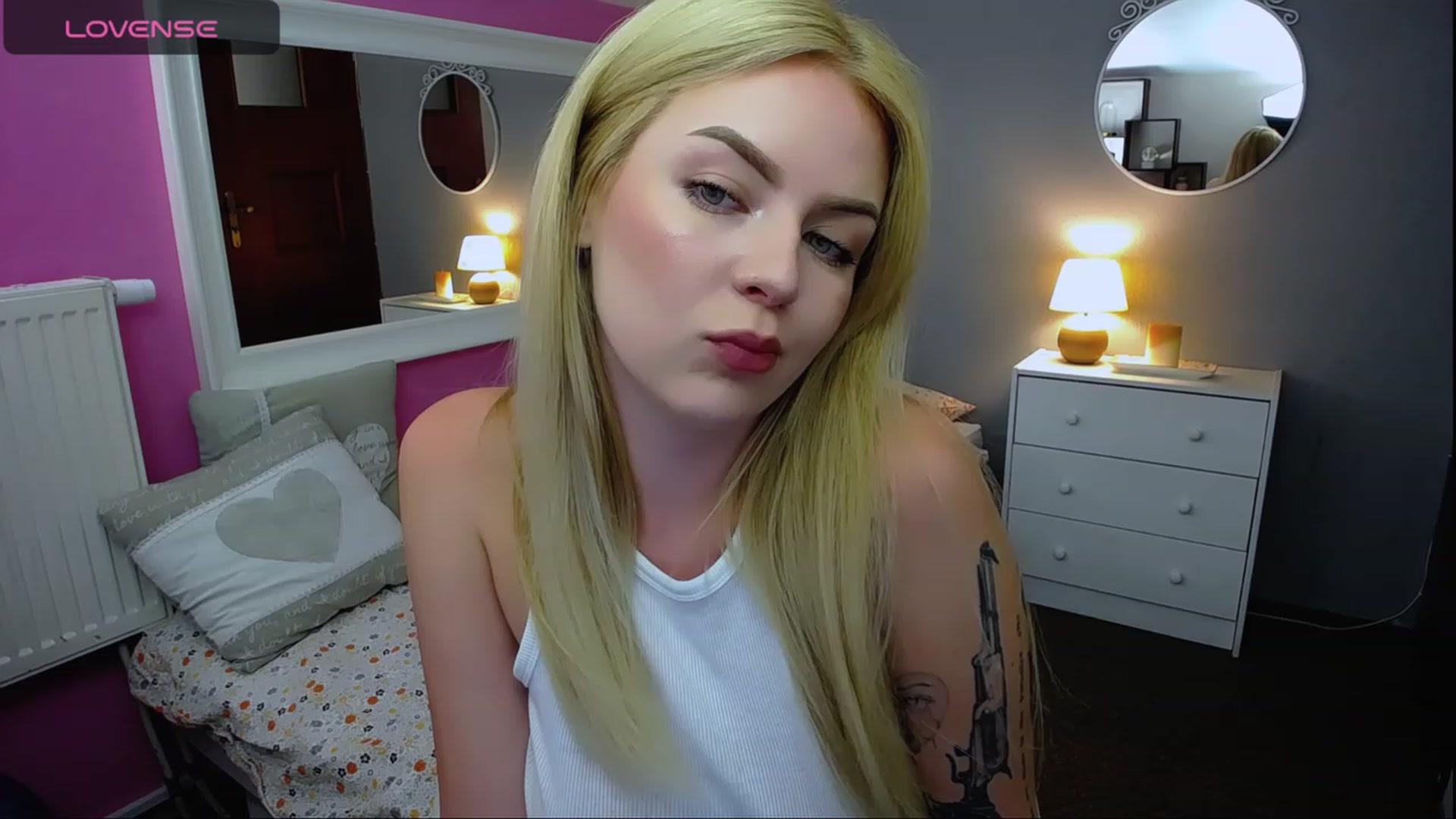 Gallery image thumbnail from AurelieSierra's myfreecams stream on, 08/22/2023, 14:16 image 11 of 20