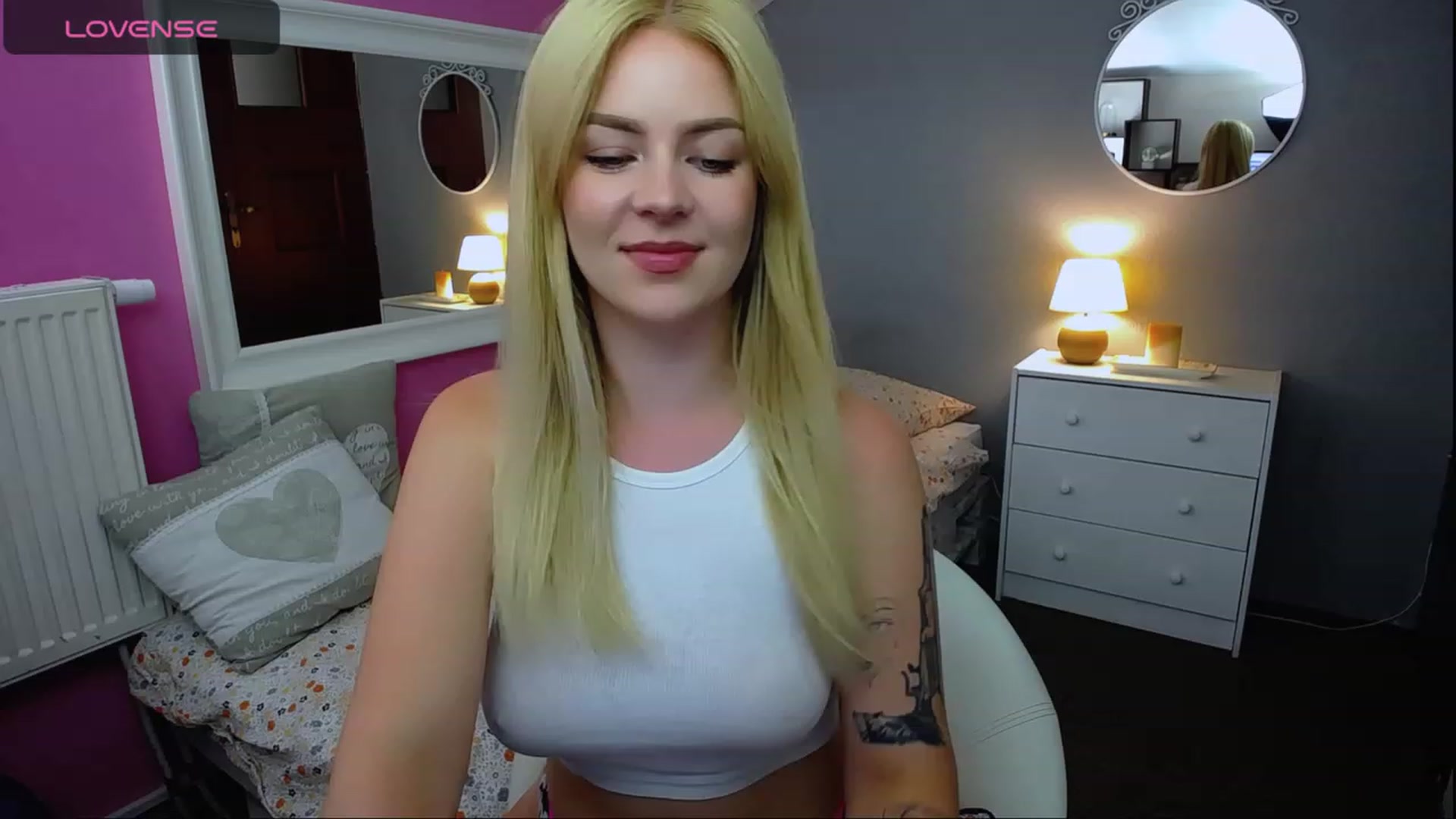 Gallery image thumbnail from AurelieSierra's myfreecams stream on, 08/22/2023, 14:16 image 16 of 20