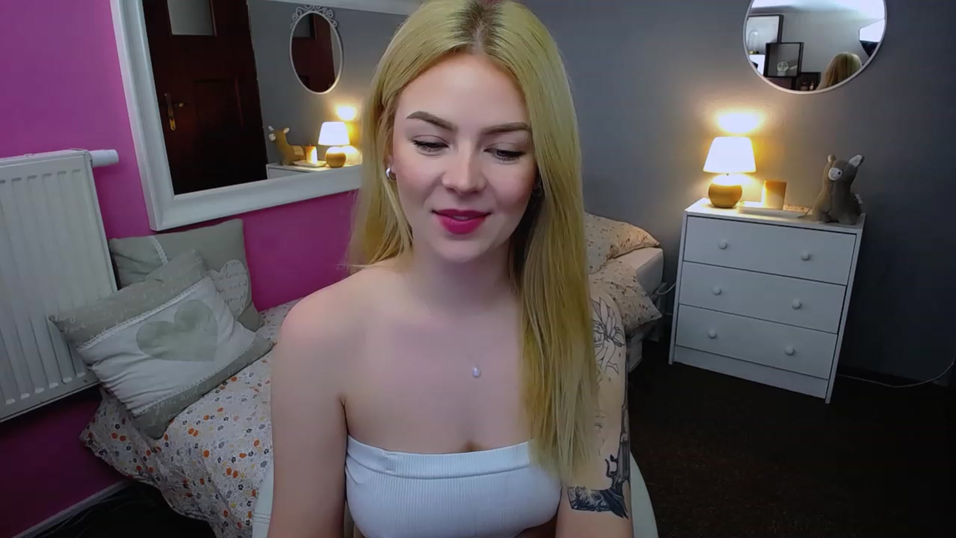 Gallery image thumbnail from AurelieSierra's myfreecams stream on, 01/19/2024, 11:25 image 6 of 20