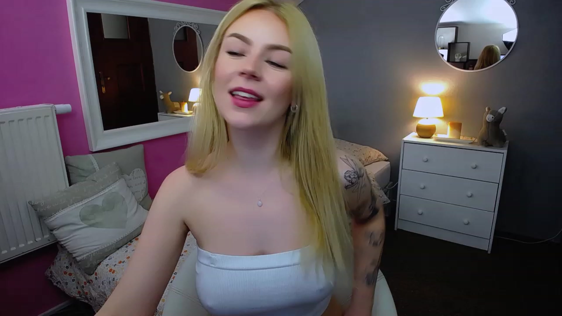 Gallery image thumbnail from AurelieSierra's myfreecams stream on, 01/19/2024, 11:25 image 7 of 20