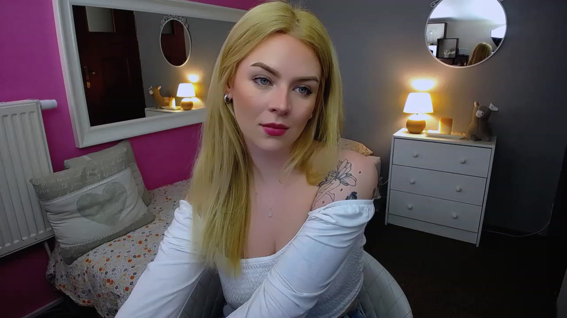 Gallery image thumbnail from AurelieSierra's myfreecams stream on, 02/15/2024, 14:21 image 12 of 20
