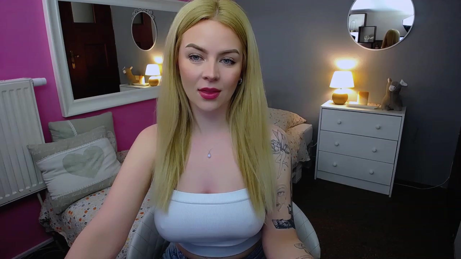 Gallery image thumbnail from AurelieSierra's myfreecams stream on, 02/20/2024, 14:36 image 2 of 20