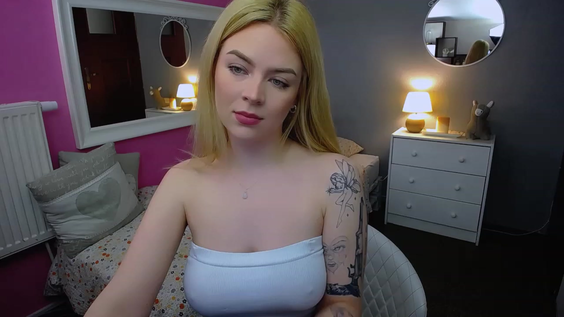 Gallery image thumbnail from AurelieSierra's myfreecams stream on, 03/14/2024, 10:04 image 6 of 20
