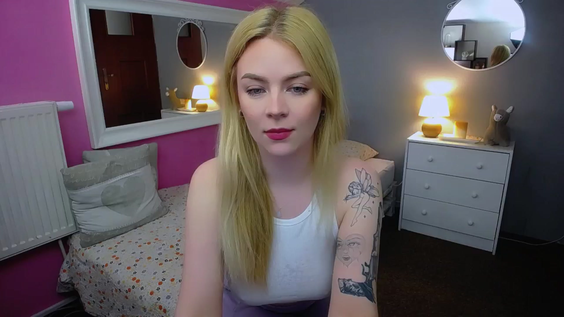 Gallery image thumbnail from AurelieSierra's myfreecams stream on, 03/19/2024, 11:10 image 3 of 20