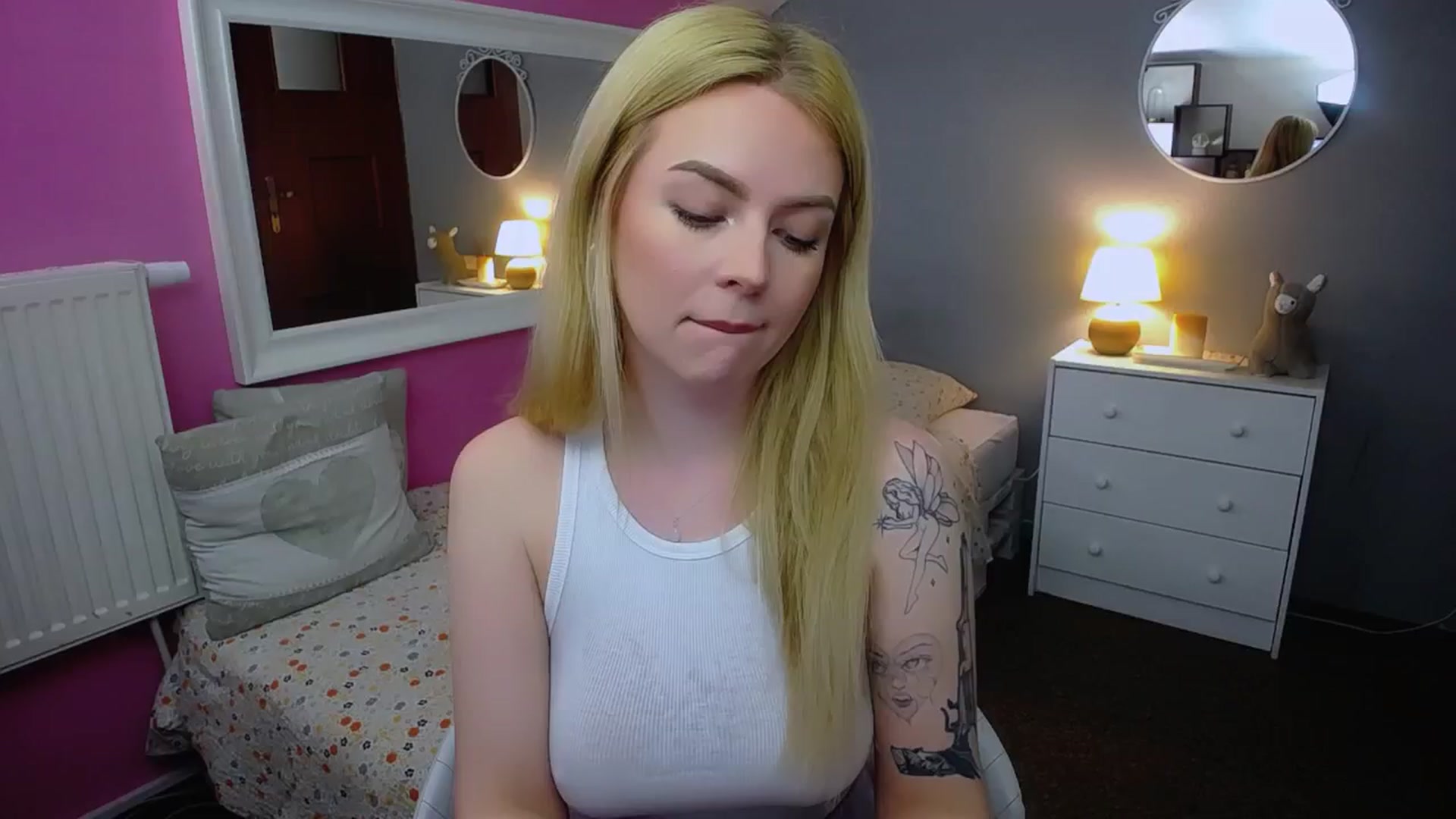 Gallery image thumbnail from AurelieSierra's myfreecams stream on, 03/19/2024, 11:10 image 15 of 20
