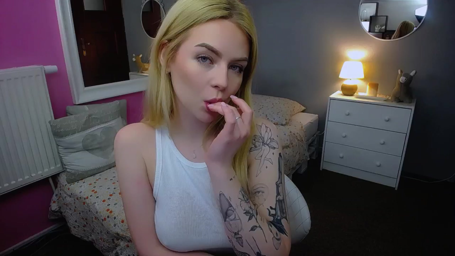 Gallery image thumbnail from AurelieSierra's myfreecams stream on, 03/19/2024, 11:57 image 7 of 20