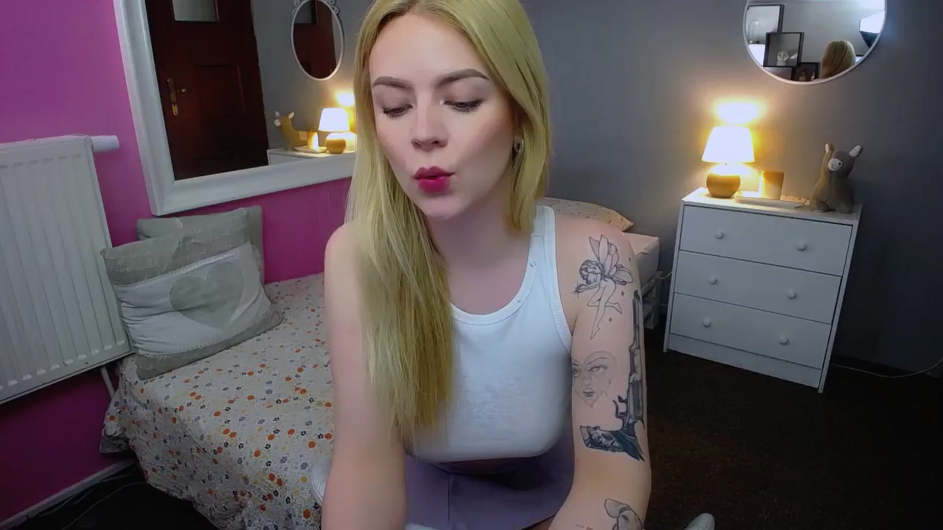 Gallery image thumbnail from AurelieSierra's myfreecams stream on, 03/19/2024, 11:57 image 12 of 20