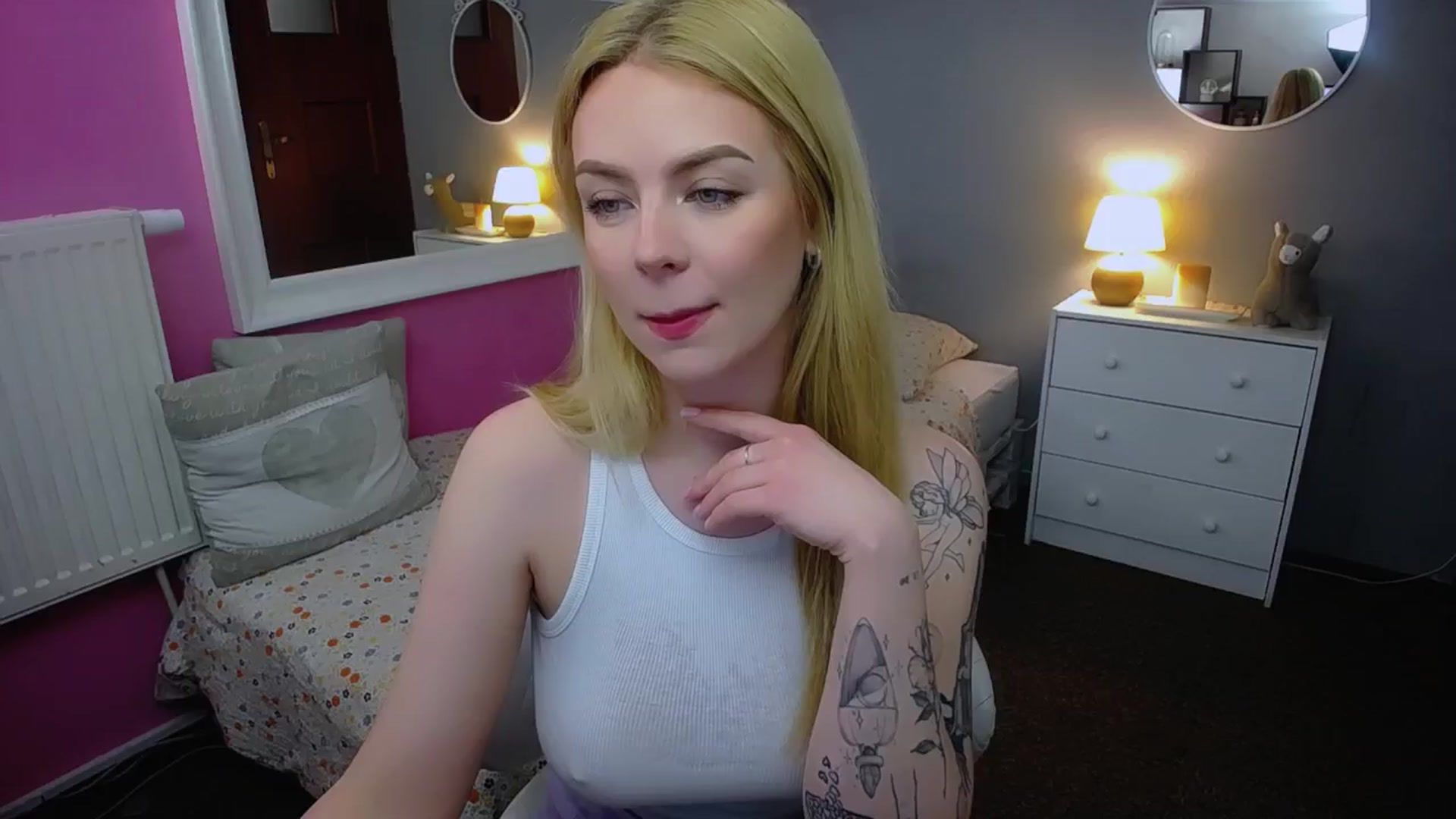 Gallery image thumbnail from AurelieSierra's myfreecams stream on, 03/19/2024, 11:57 image 8 of 20