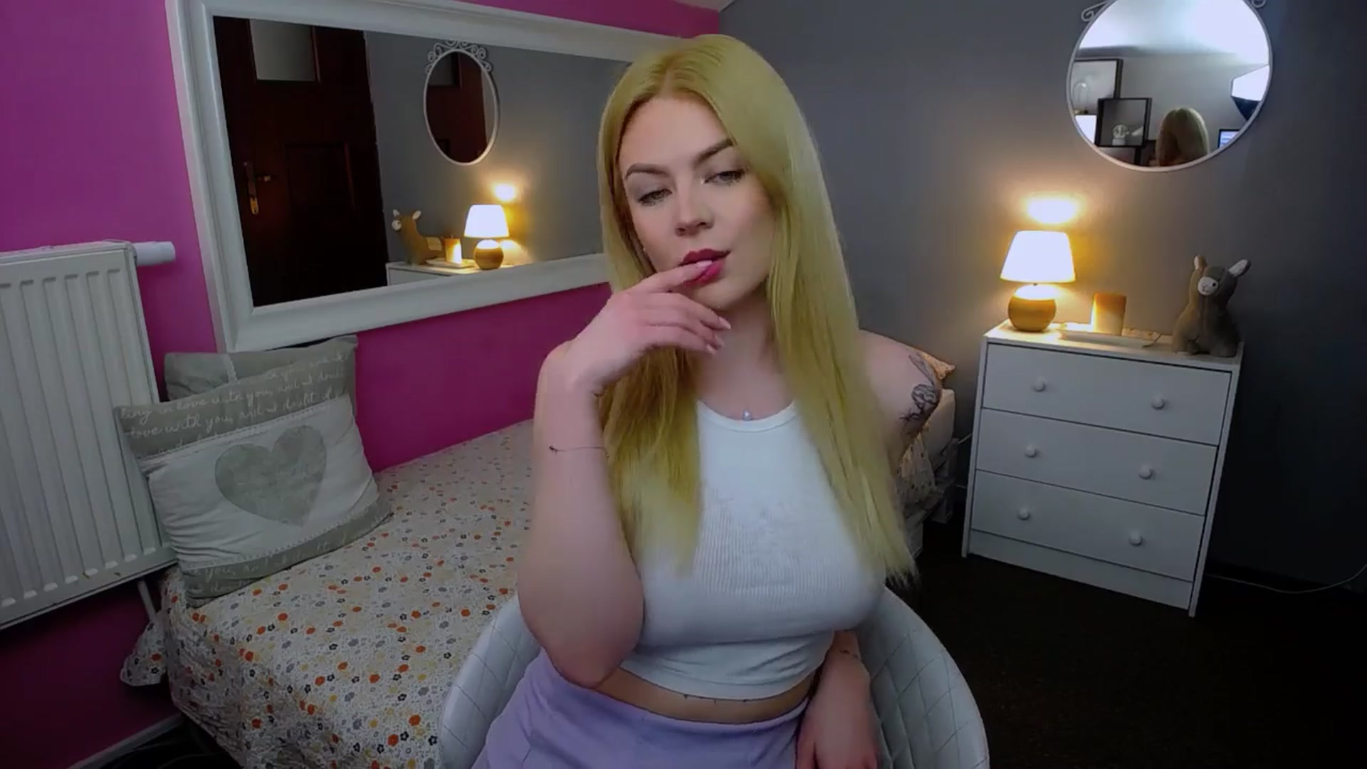 Gallery image thumbnail from AurelieSierra's myfreecams stream on, 03/27/2024, 10:01 image 17 of 20