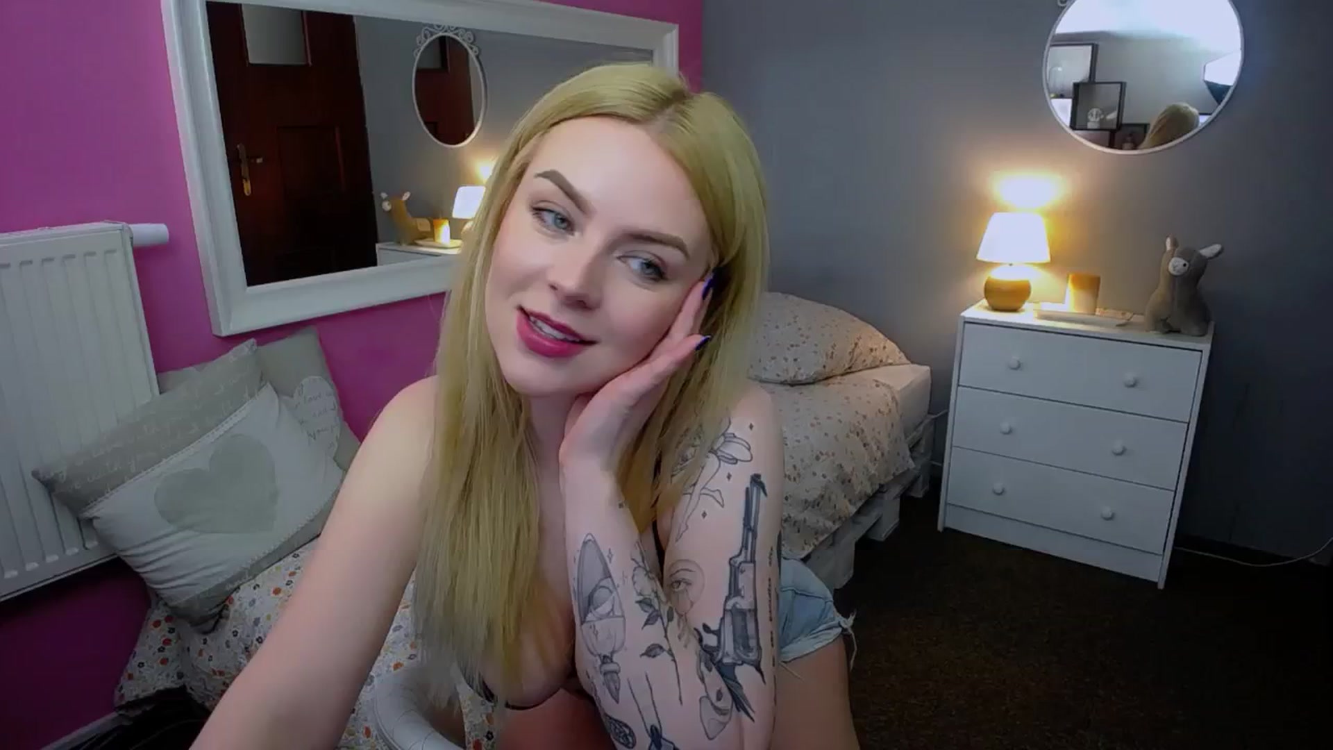 Gallery image thumbnail from AurelieSierra's myfreecams stream on, 04/16/2024, 14:58 image 13 of 20