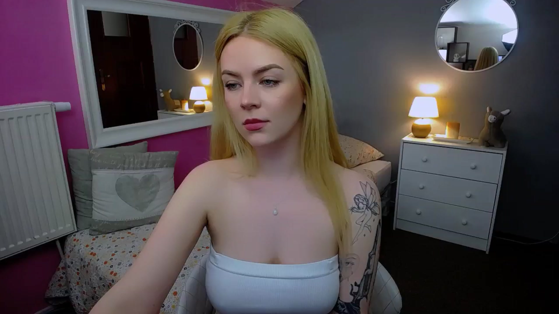 Gallery image thumbnail from AurelieSierra's myfreecams stream on, 04/25/2024, 12:37 image 14 of 20