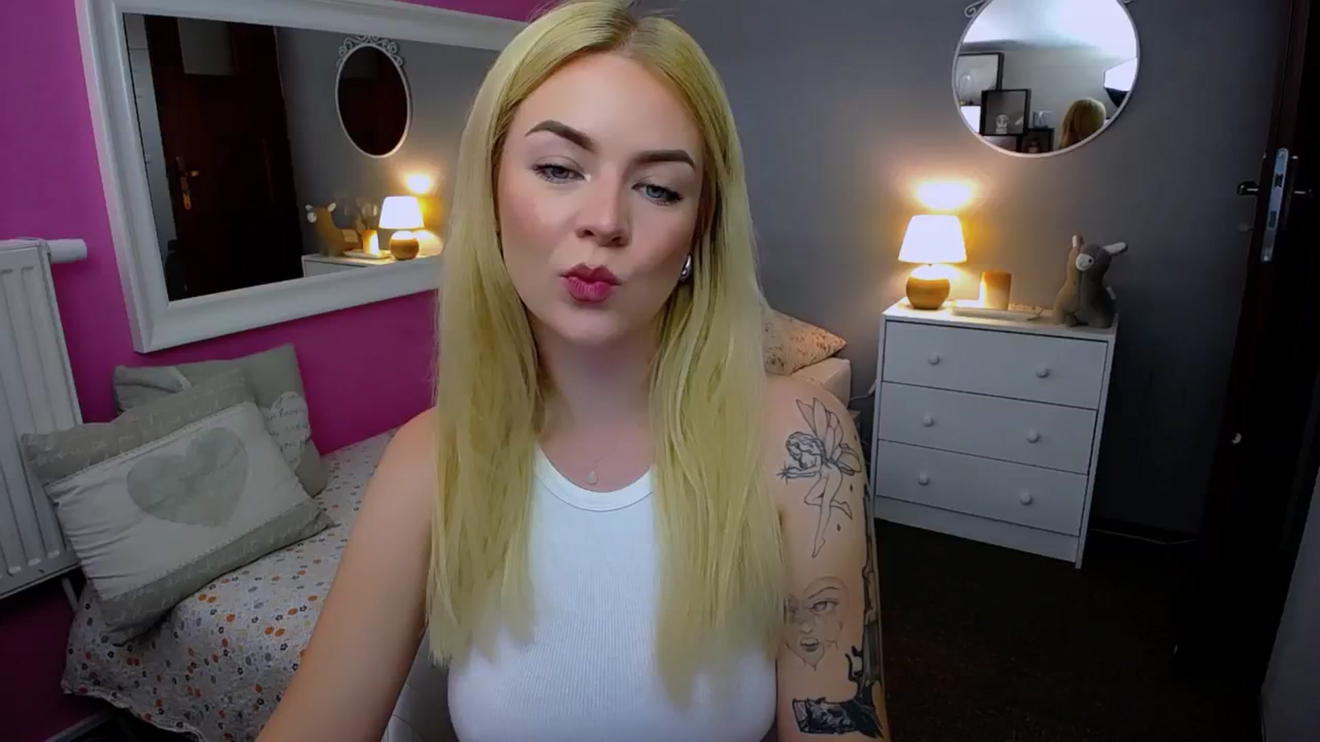 Gallery image thumbnail from AurelieSierra's myfreecams stream on, 08/17/2024, 10:20 image 1 of 20