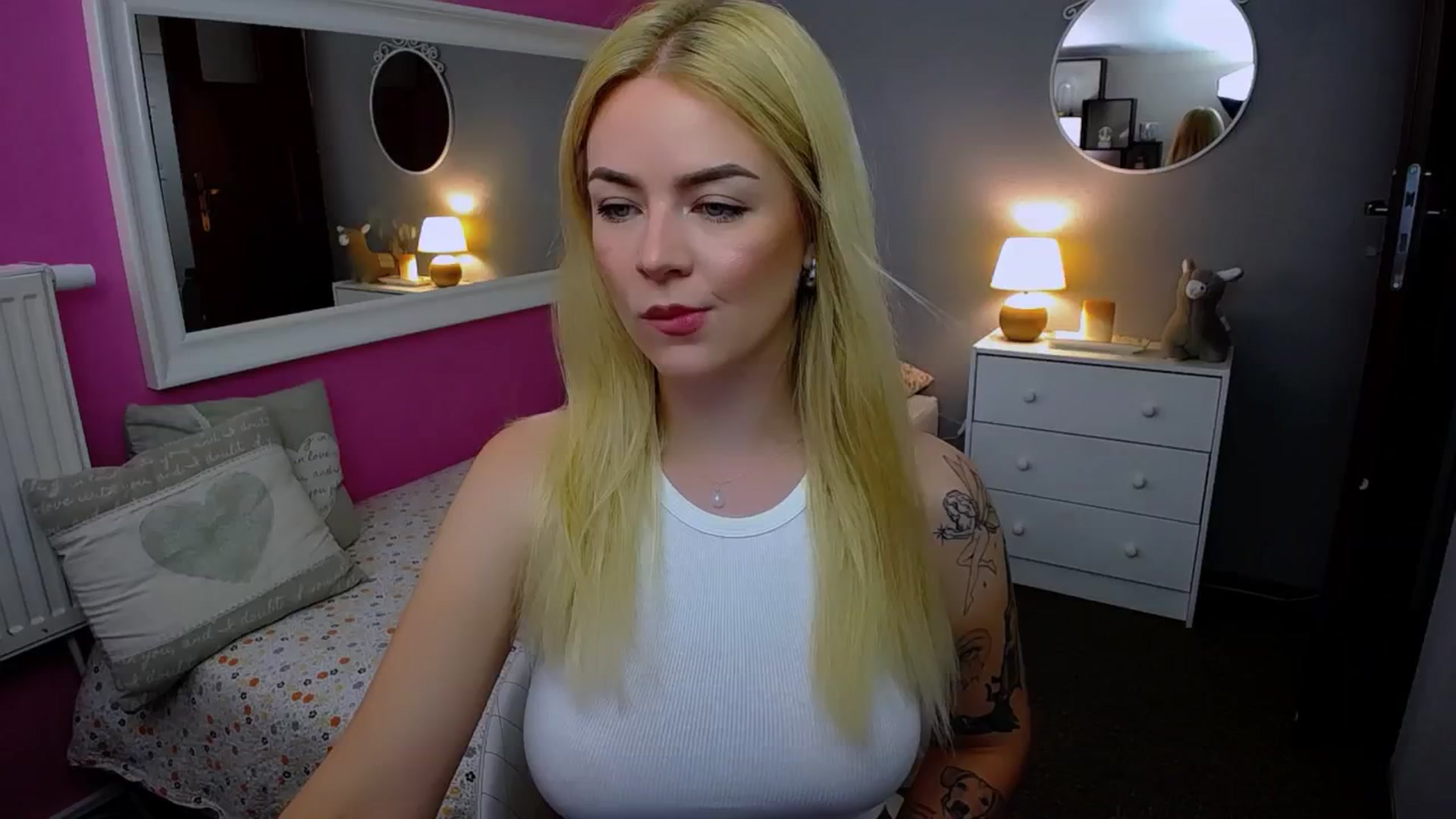 Gallery image thumbnail from AurelieSierra's myfreecams stream on, 08/17/2024, 10:20 image 6 of 20