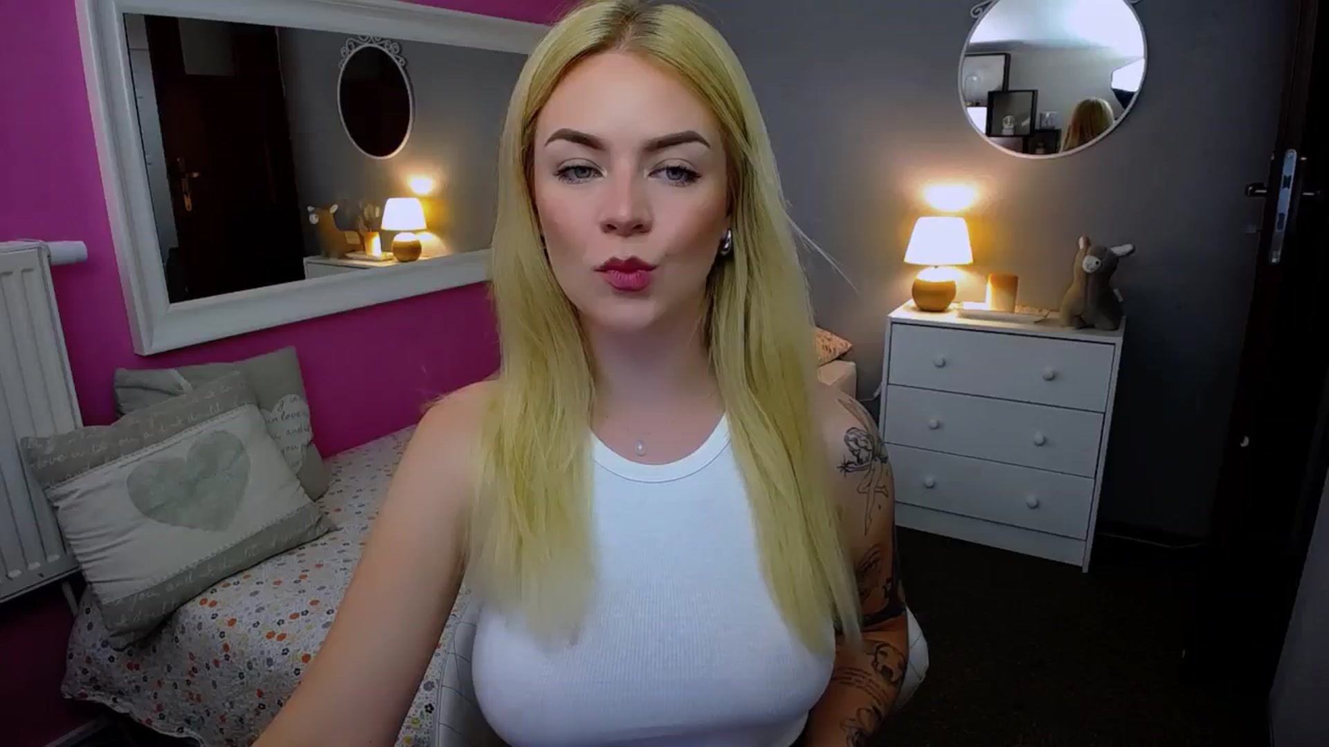 Gallery image thumbnail from AurelieSierra's myfreecams stream on, 08/17/2024, 10:20 image 5 of 20
