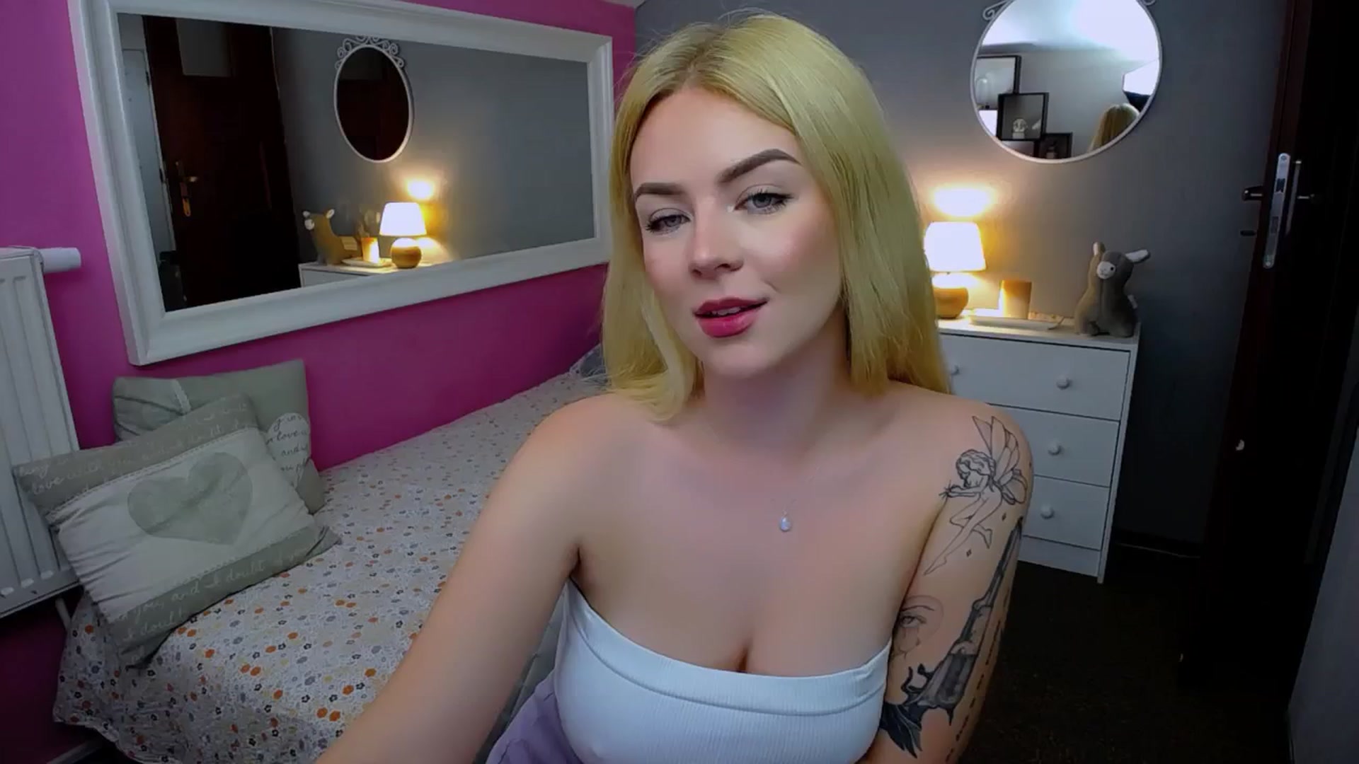Gallery image thumbnail from AurelieSierra's myfreecams stream on, 08/26/2024, 10:06 image 2 of 20