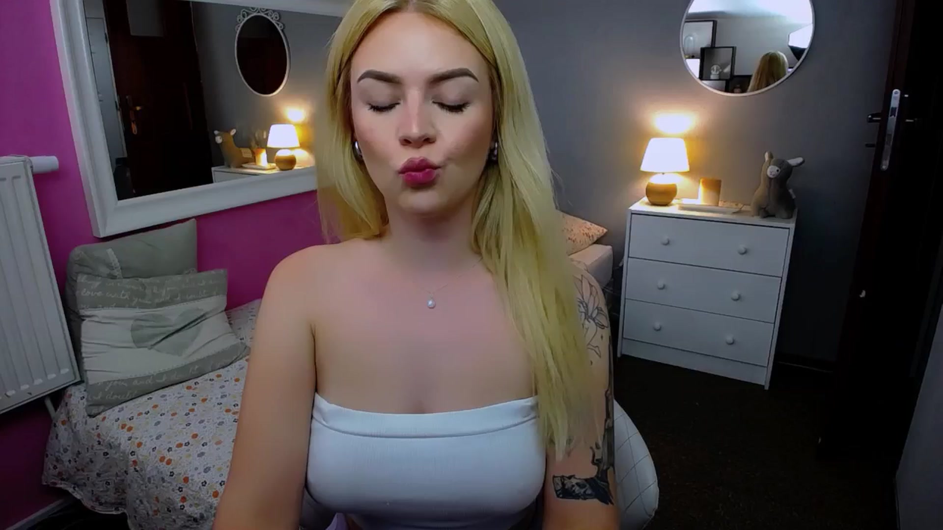 Gallery image thumbnail from AurelieSierra's myfreecams stream on, 08/26/2024, 12:34 image 2 of 20