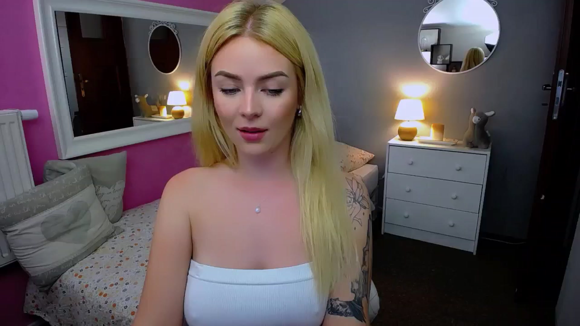 Gallery image thumbnail from AurelieSierra's myfreecams stream on, 08/26/2024, 15:04 image 3 of 20