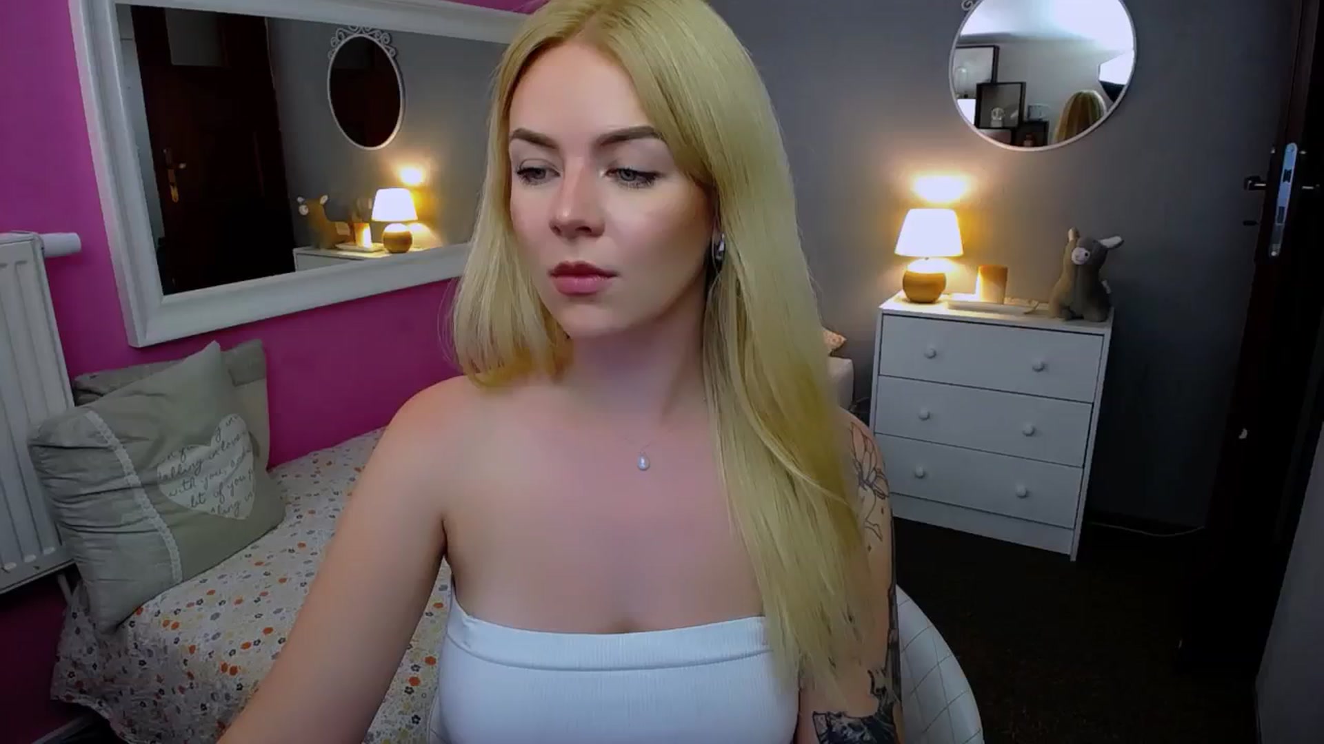 Gallery image thumbnail from AurelieSierra's myfreecams stream on, 09/02/2024, 13:52 image 6 of 20