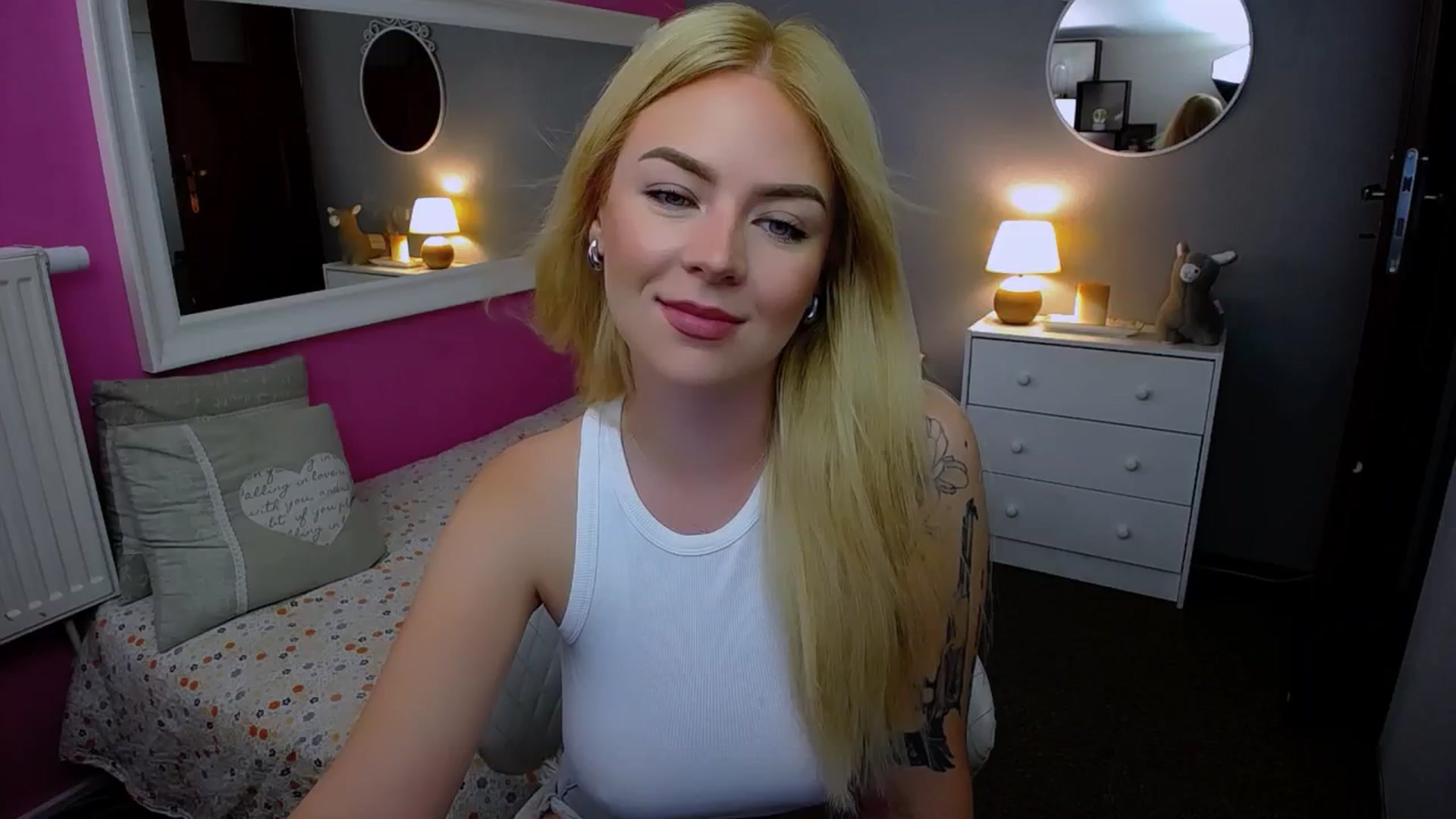 Gallery image thumbnail from AurelieSierra's myfreecams stream on, 09/04/2024, 09:00 image 5 of 20
