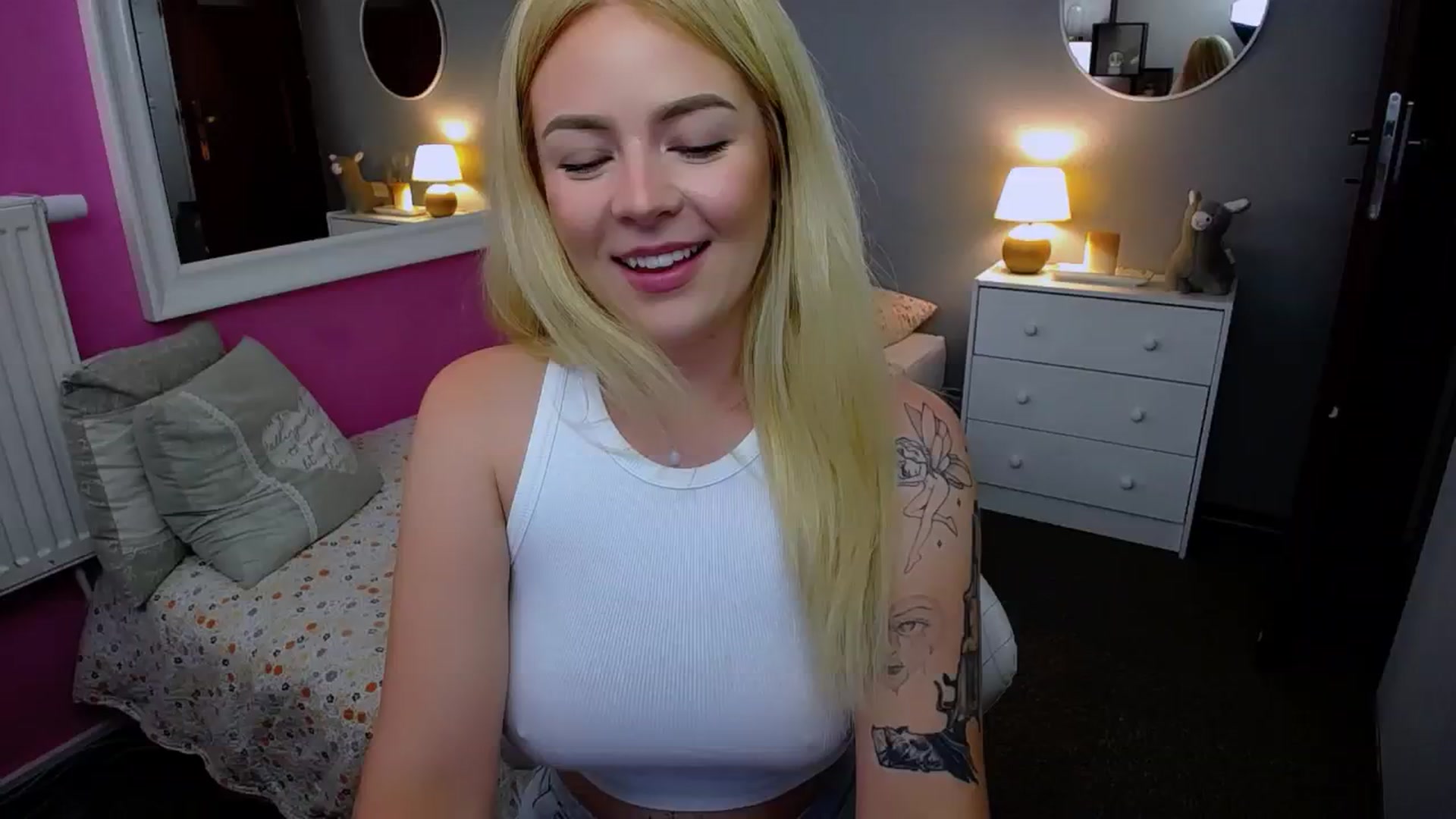 Gallery image thumbnail from AurelieSierra's myfreecams stream on, 09/04/2024, 10:06 image 19 of 20