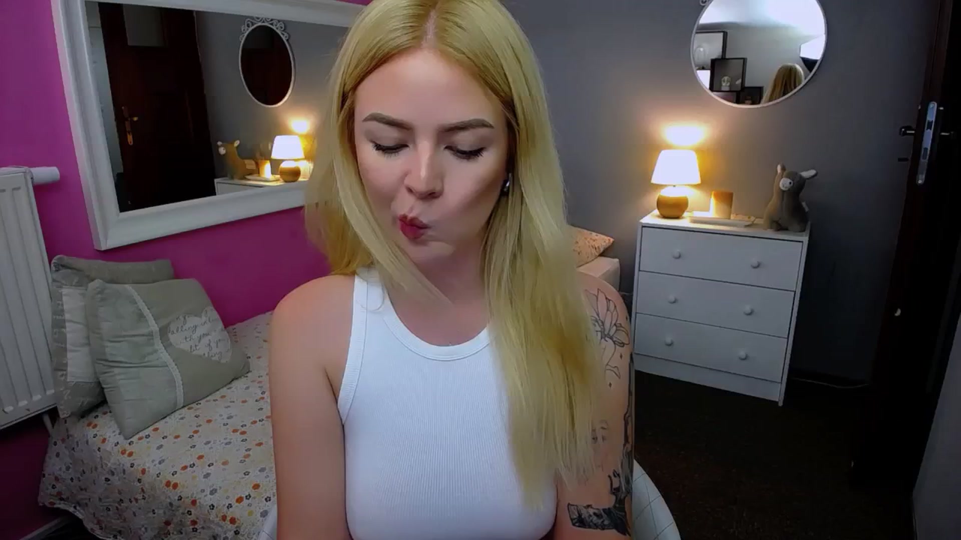 Gallery image thumbnail from AurelieSierra's myfreecams stream on, 09/04/2024, 11:57 image 7 of 20